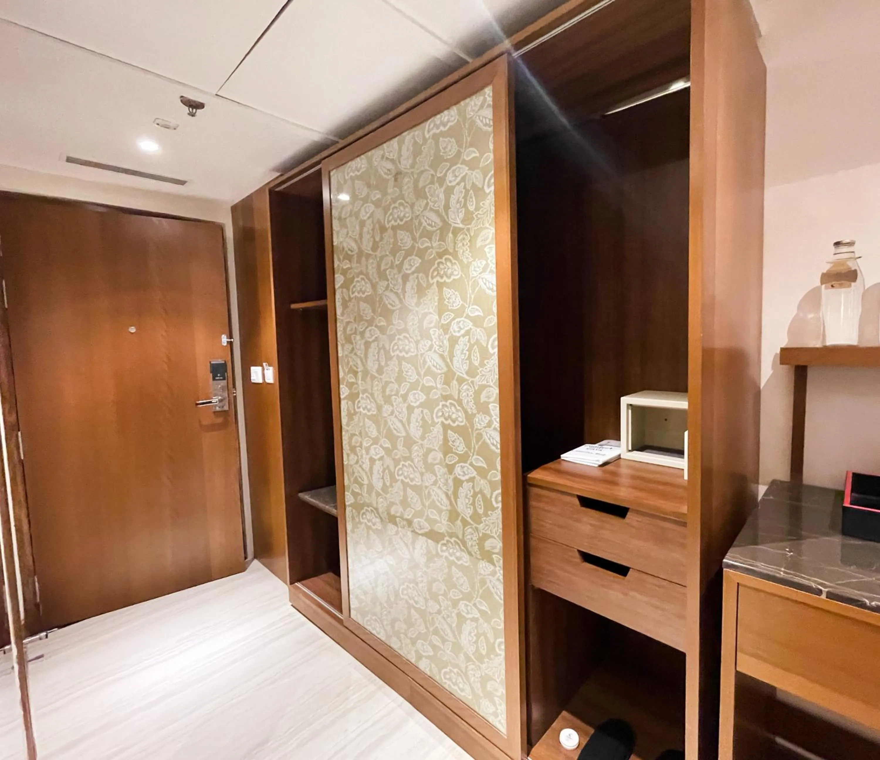 wardrobe in Comfort Hotel Vista