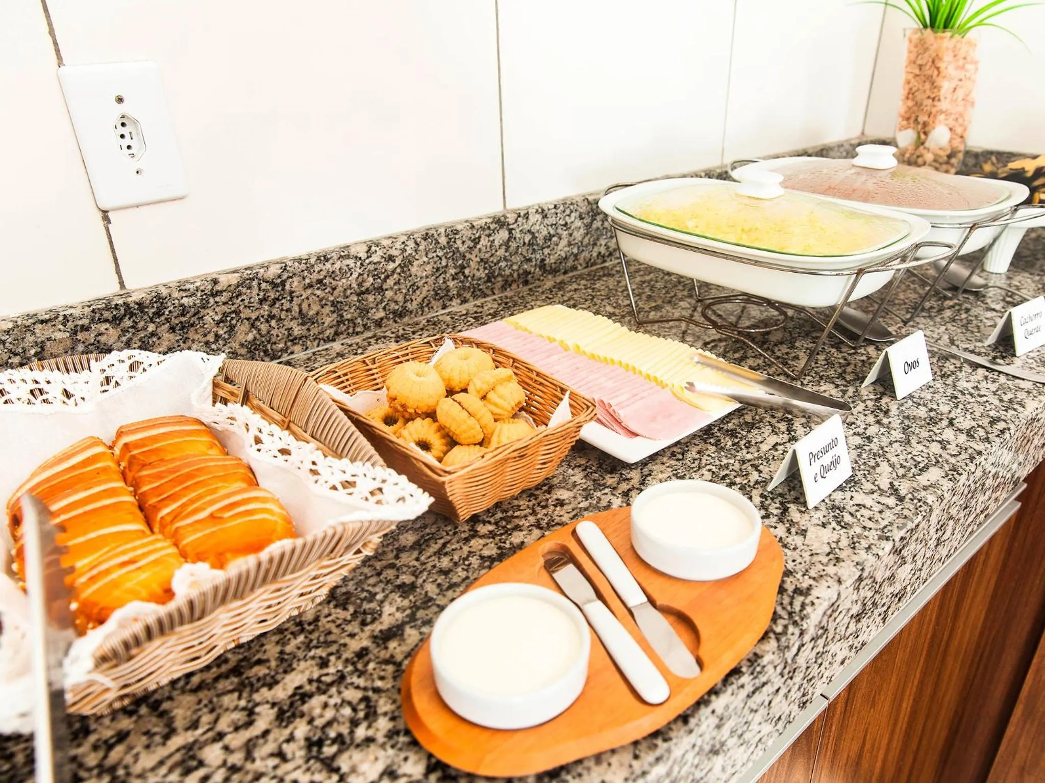 Buffet breakfast in Pousada Recanto do Mucugê