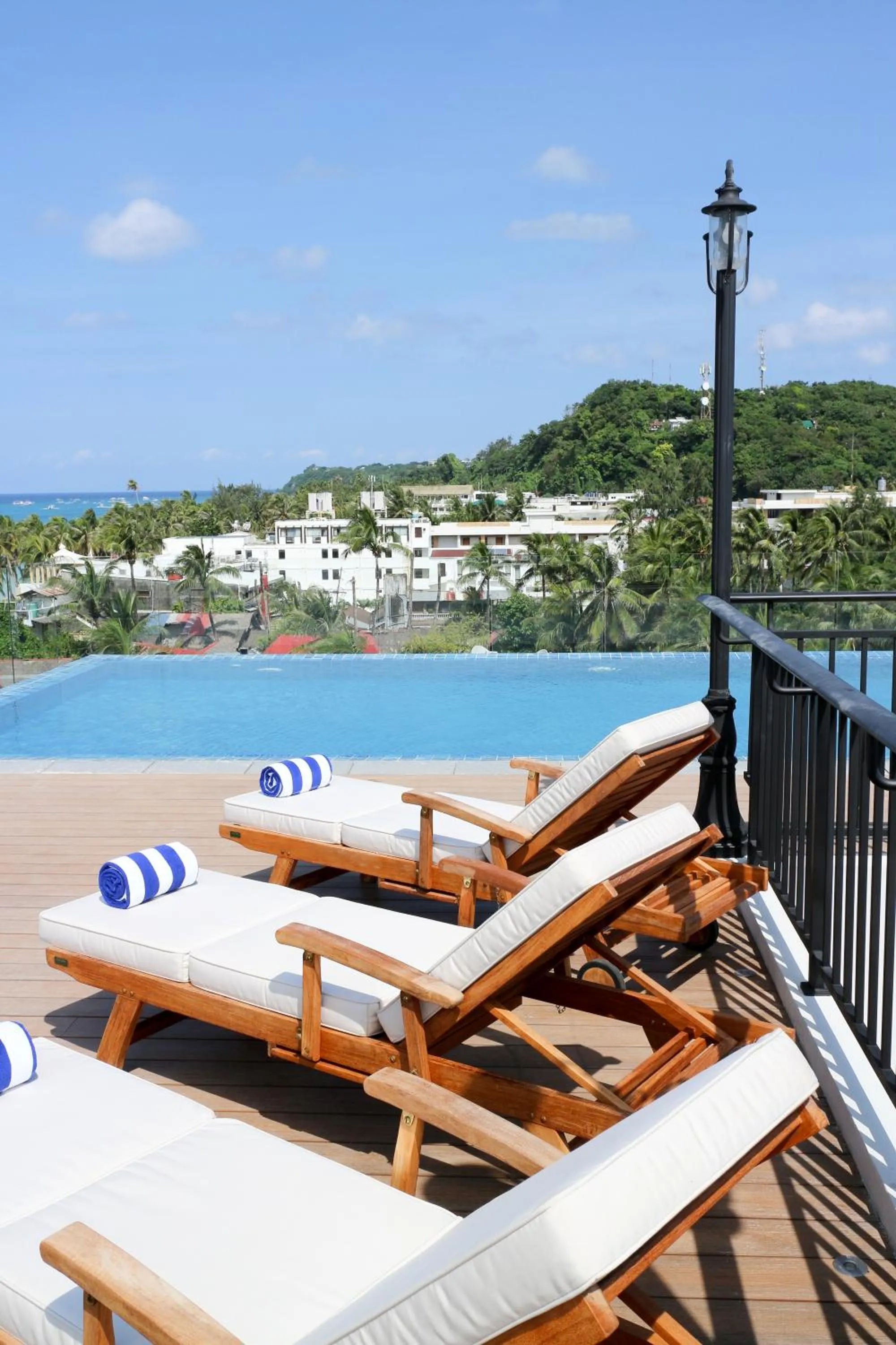 Swimming pool in Feliz Hotel Boracay