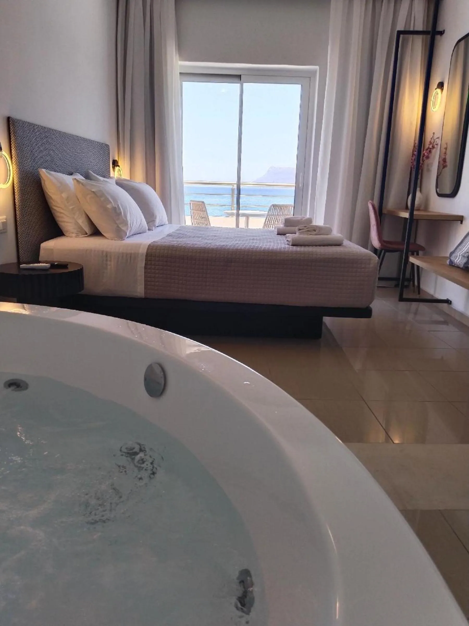 Hot Tub in Mandy Suites