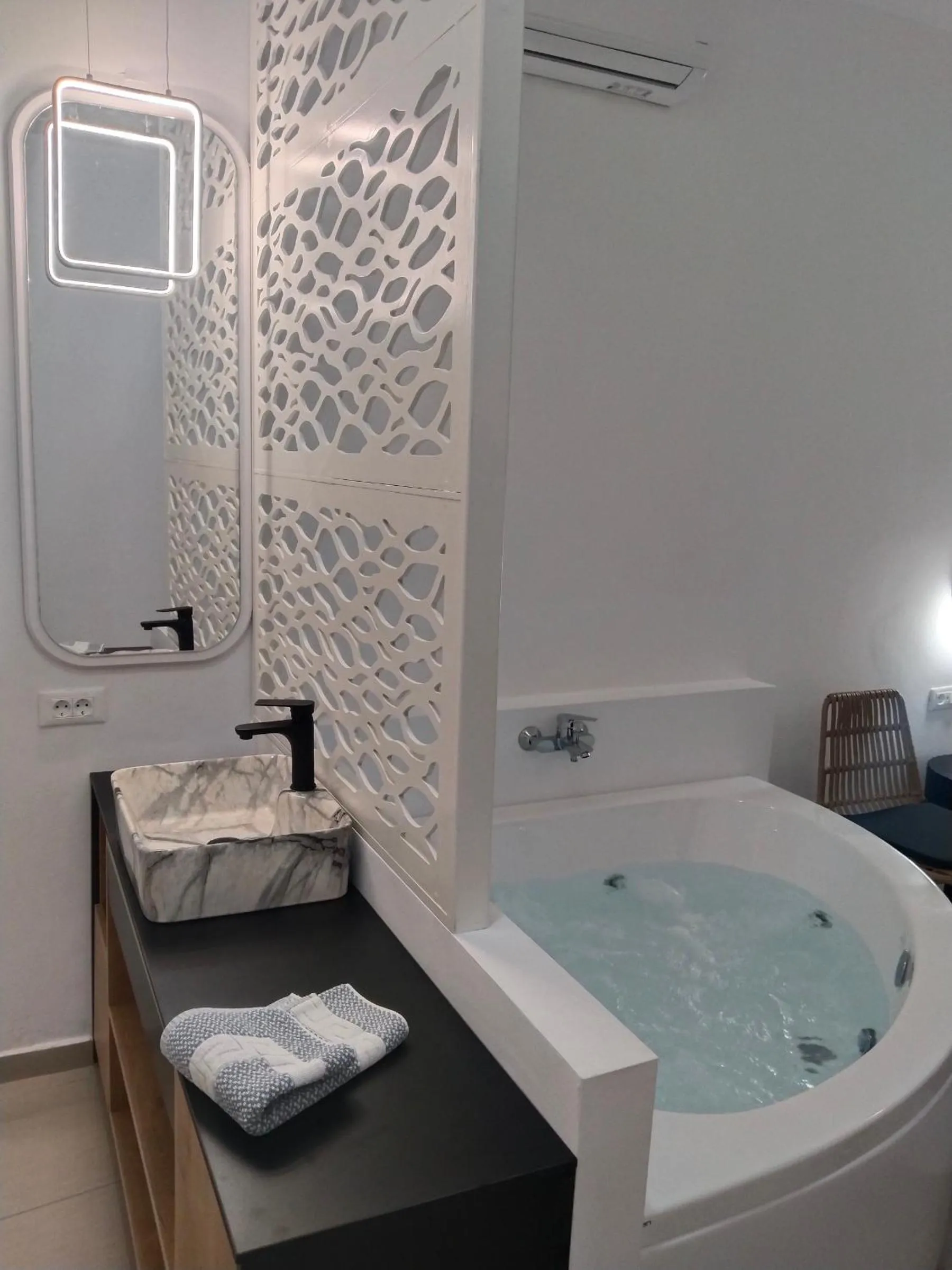 Hot Tub in Mandy Suites