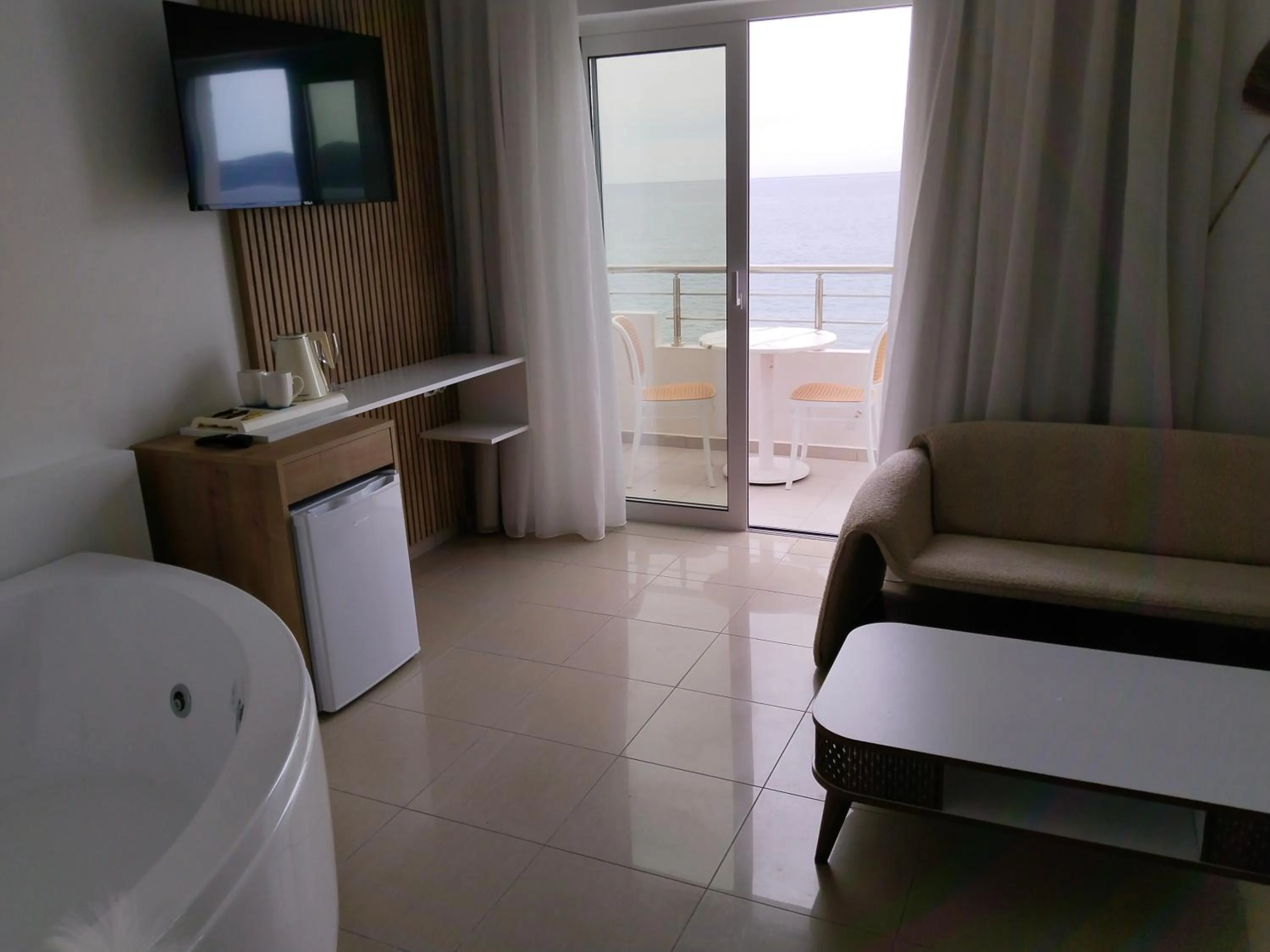 Hot Tub in Mandy Suites