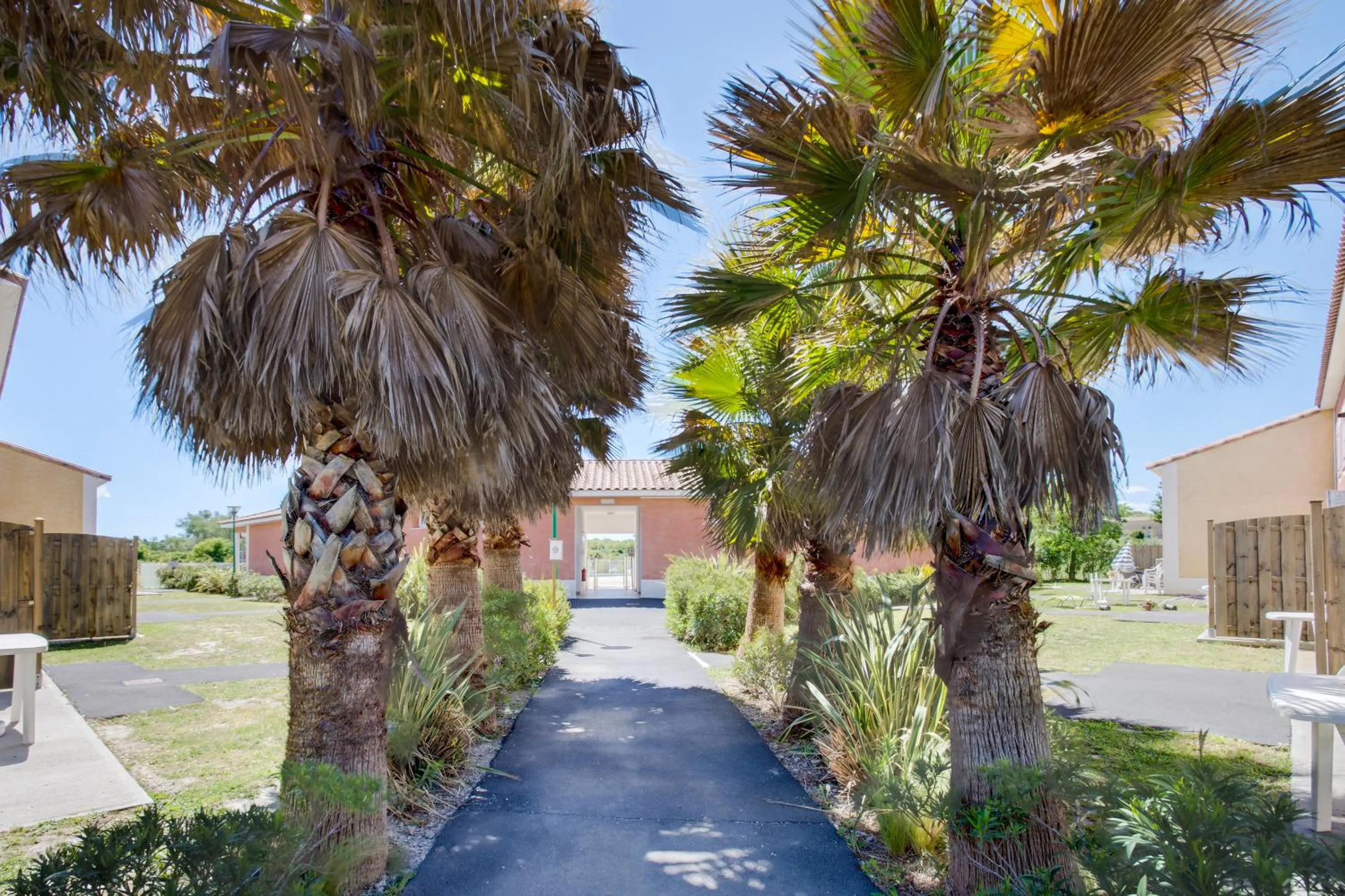 Facade/entrance in Vacancéole - Le Domaine d'Enserune