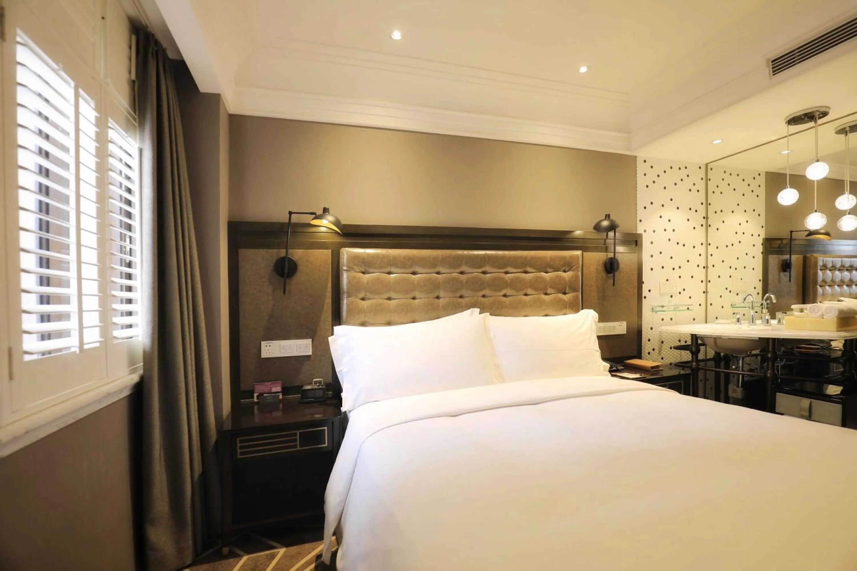 Bed in Jinjiang Metropolo Hotel Classic Nanjing Road (East) Shanghai