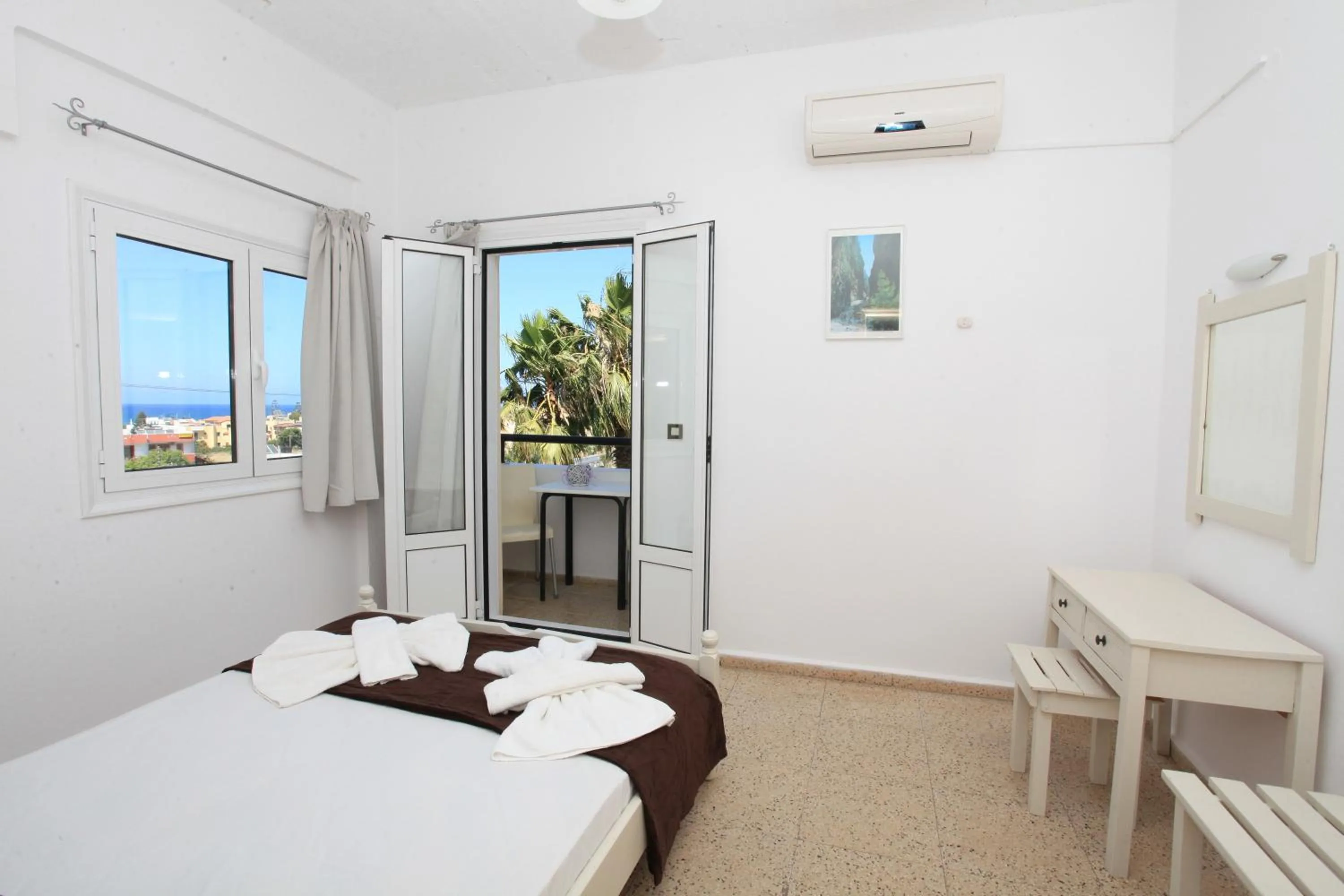 Decorative detail, Bed in Iraklis Apartments