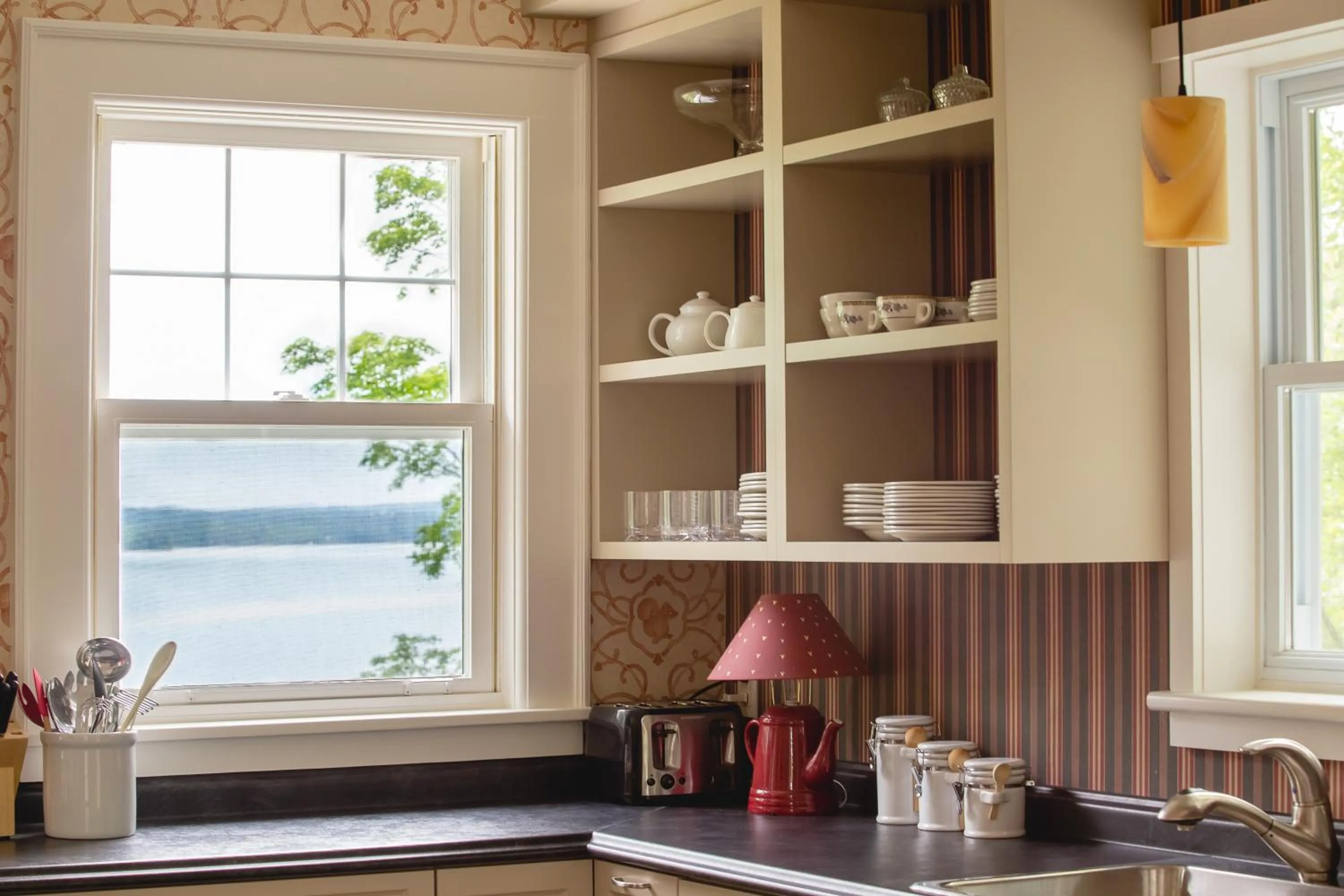 Lake view in Manoir Hovey, Relais & Châteaux