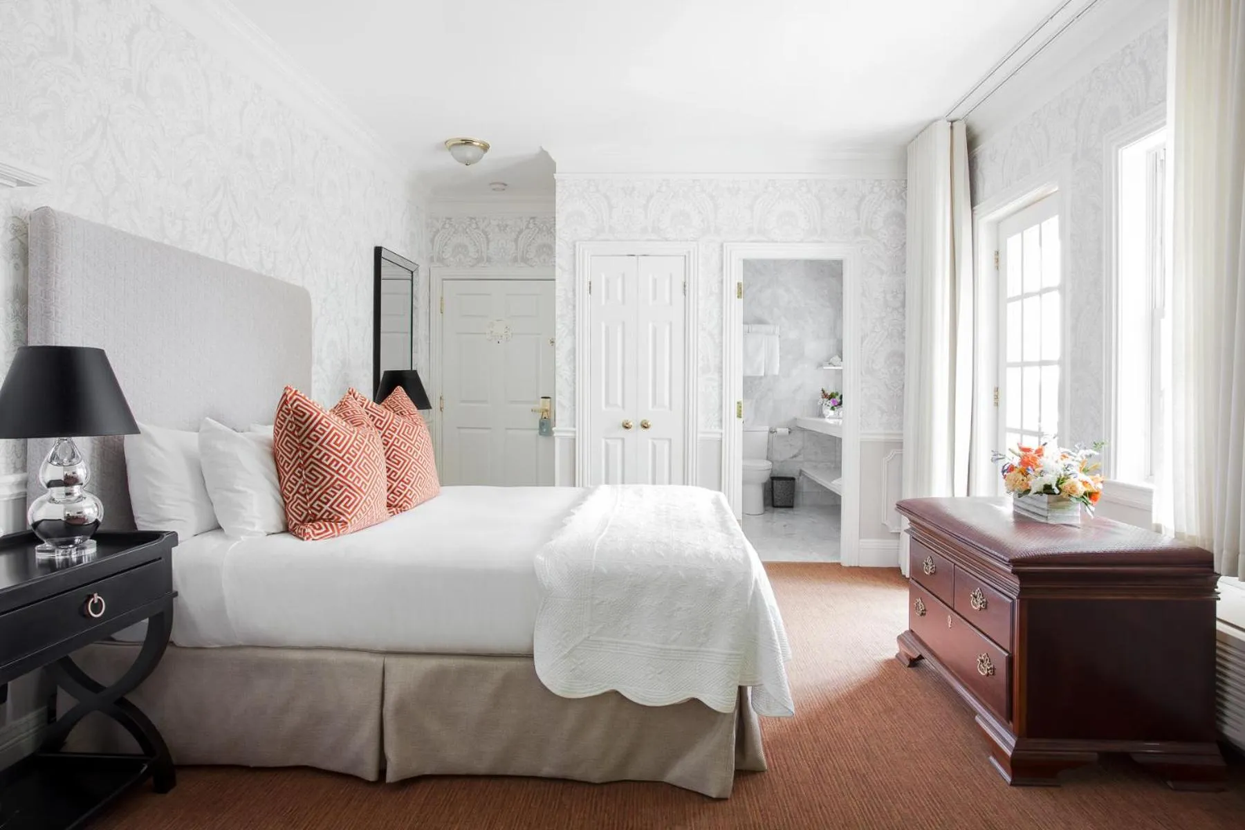 Bedroom, Bed in Manoir Hovey, Relais & Châteaux