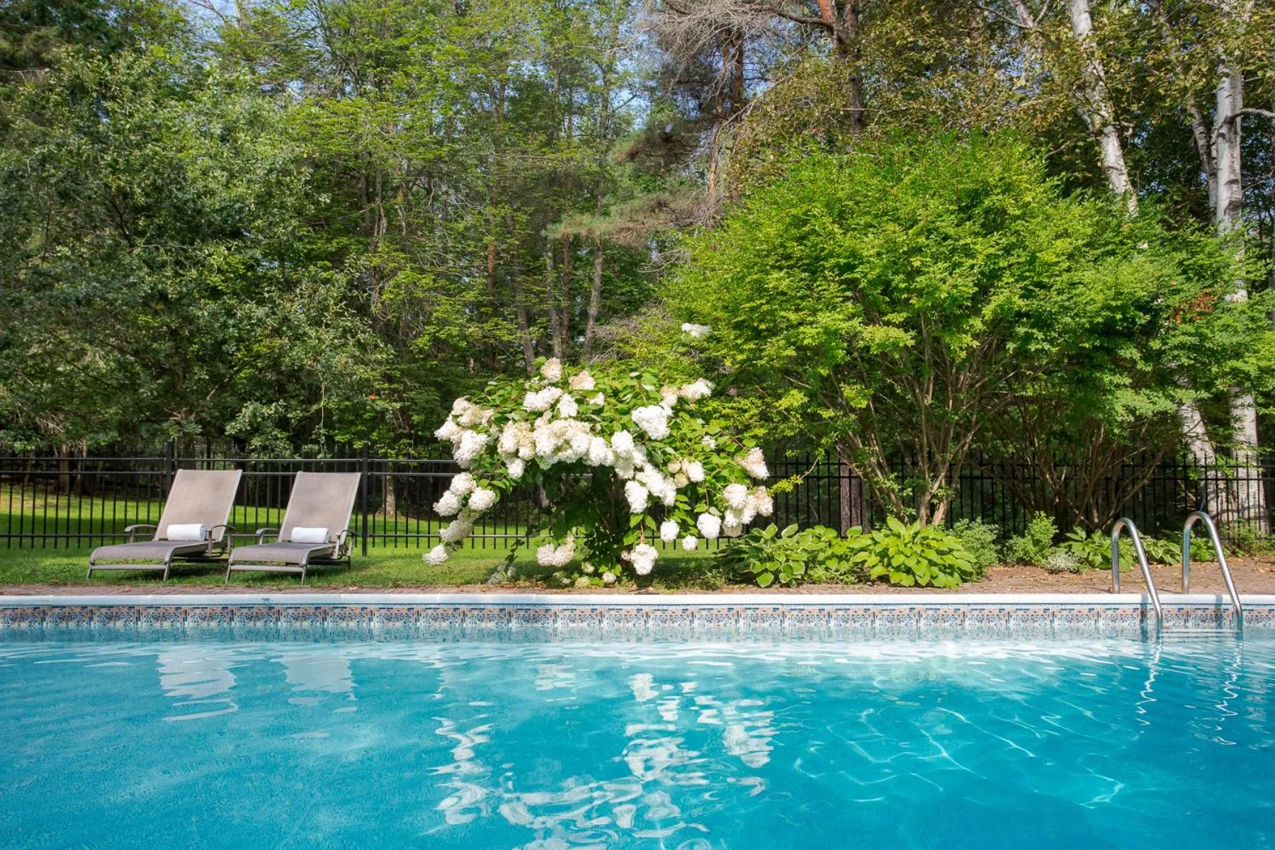 Swimming pool in Manoir Hovey, Relais & Châteaux