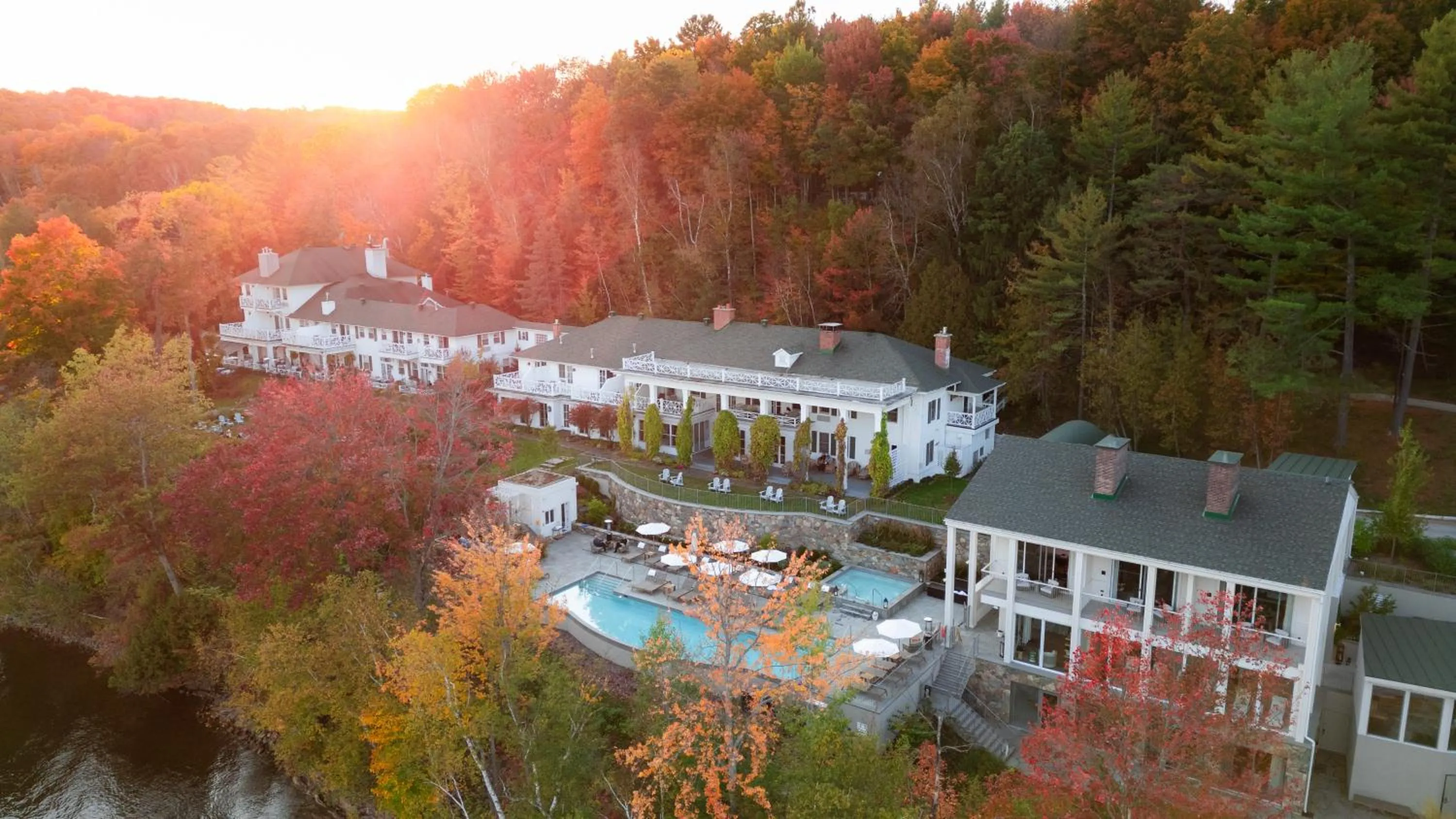 Property building in Manoir Hovey, Relais & Châteaux