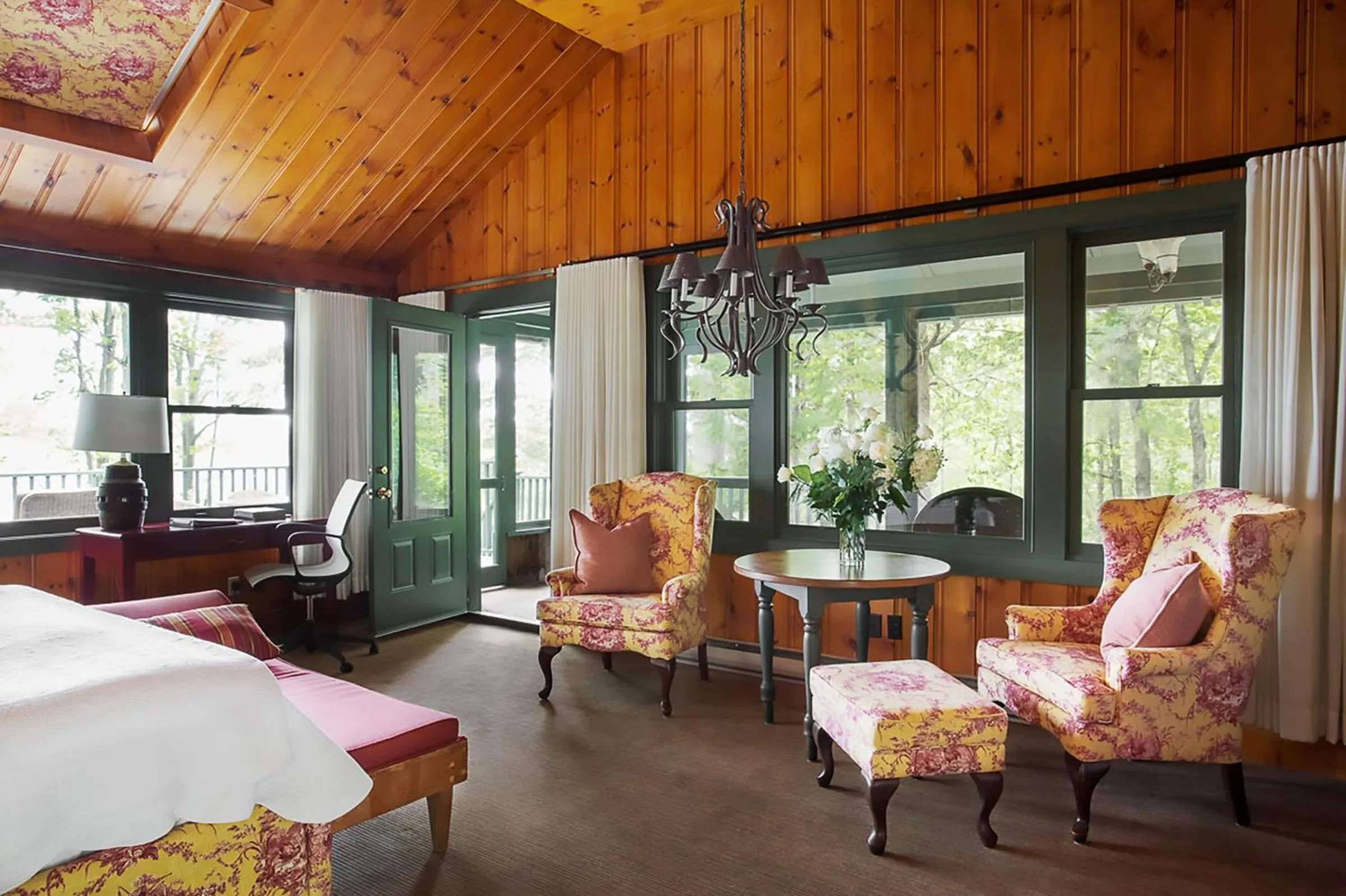 Bedroom, Bed in Manoir Hovey, Relais & Châteaux