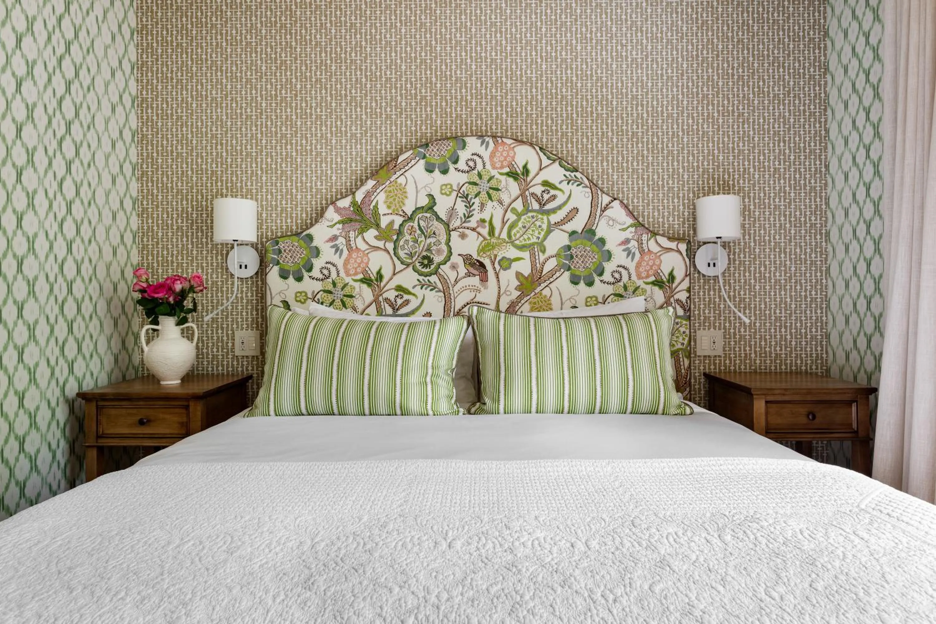 Bed in Manoir Hovey, Relais & Châteaux