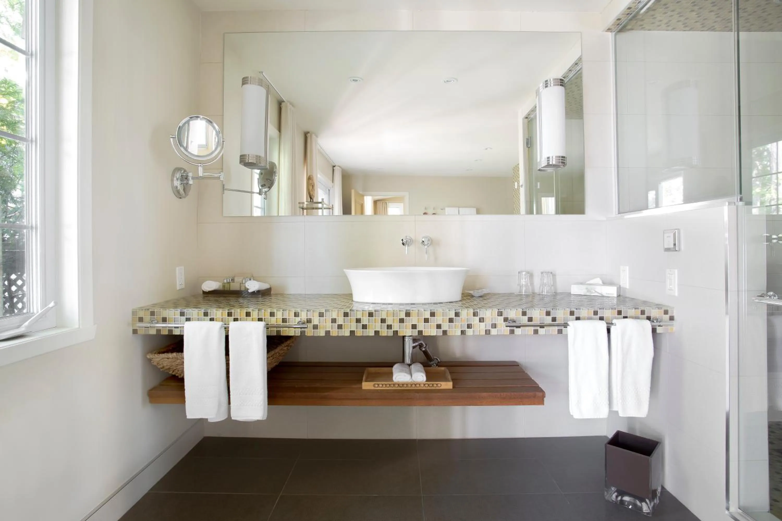 Bathroom in Manoir Hovey, Relais & Châteaux