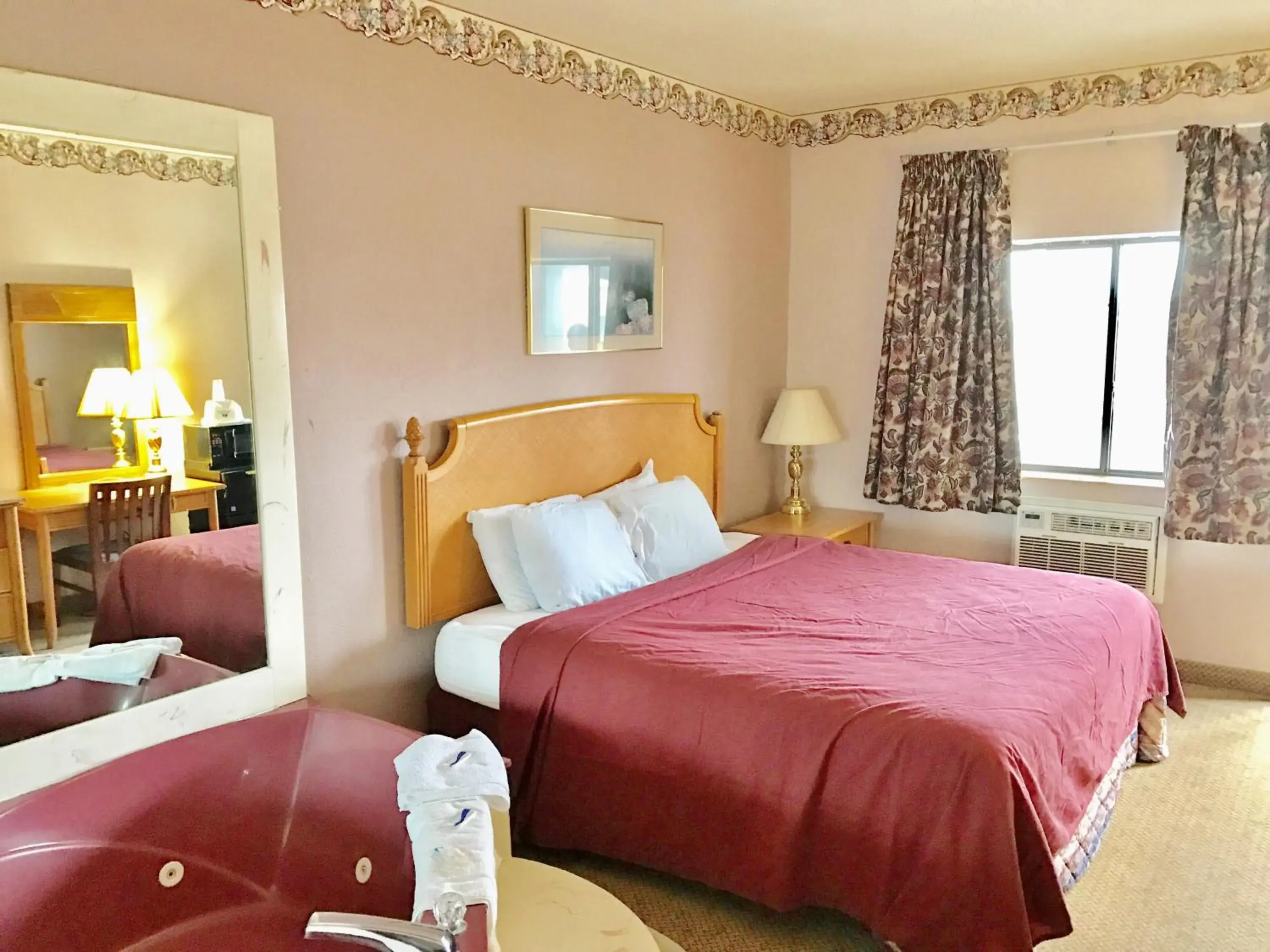 King Room with Whirlpool in Americas Best Value Inn-Livonia/Detroit King Room with Whirlpool in Americas Best Value Inn-Livonia/Detroit