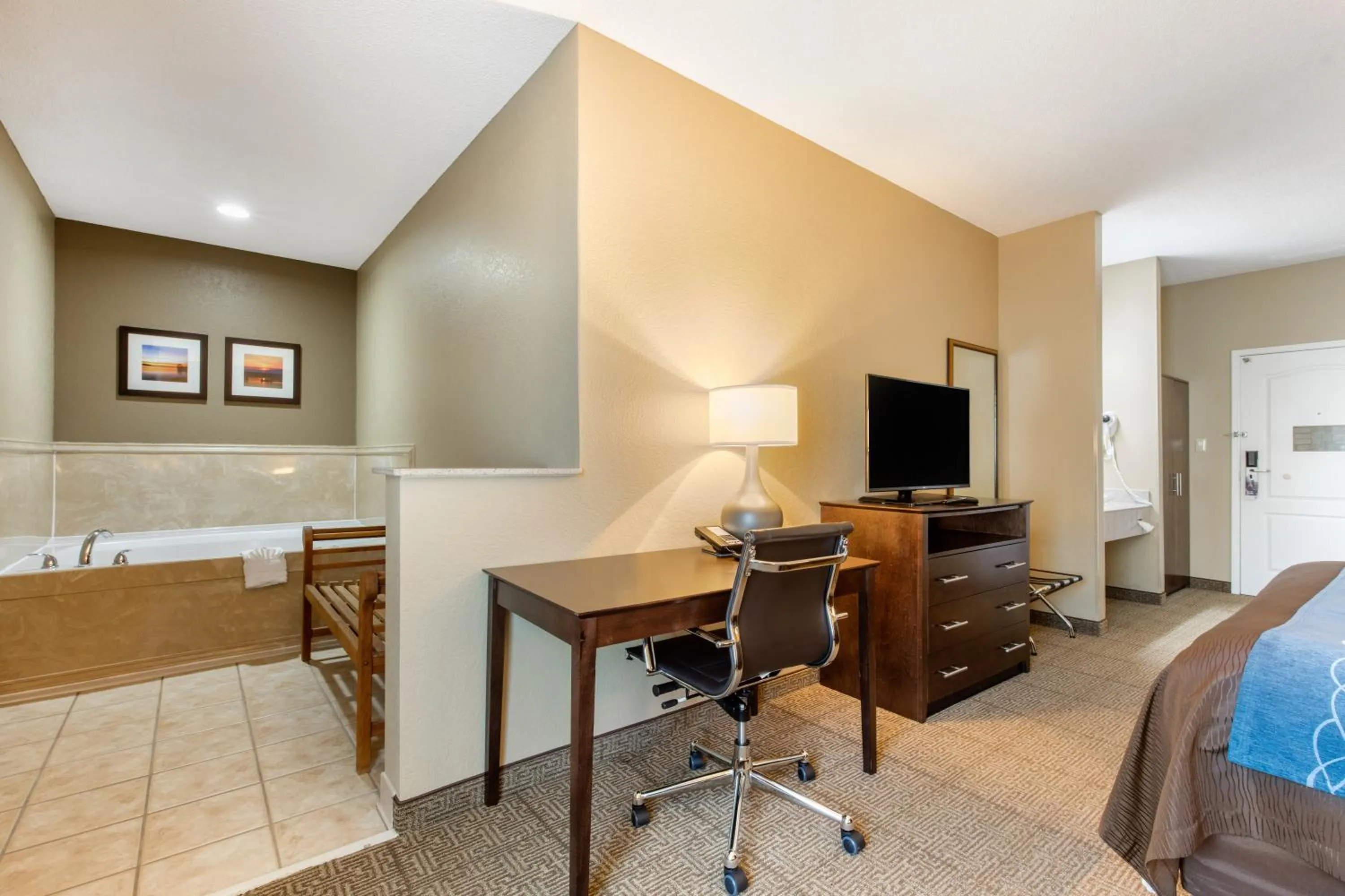 Bed in Comfort Inn & Suites Bryant - Benton