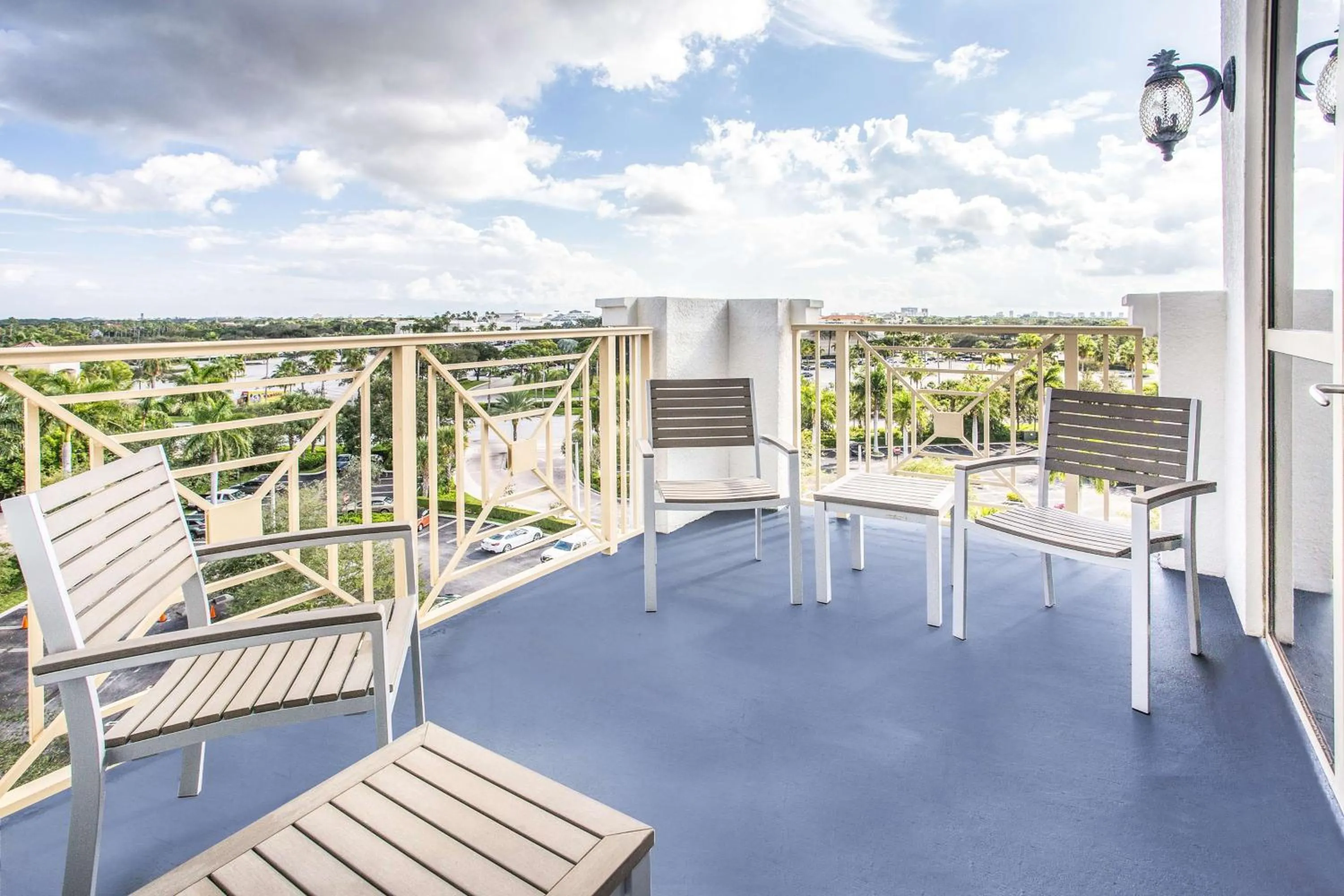 Living room in Hilton Garden Inn Palm Beach Gardens