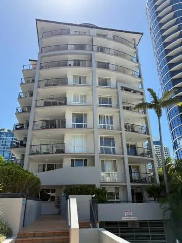 Property building in San Mateo On Broadbeach