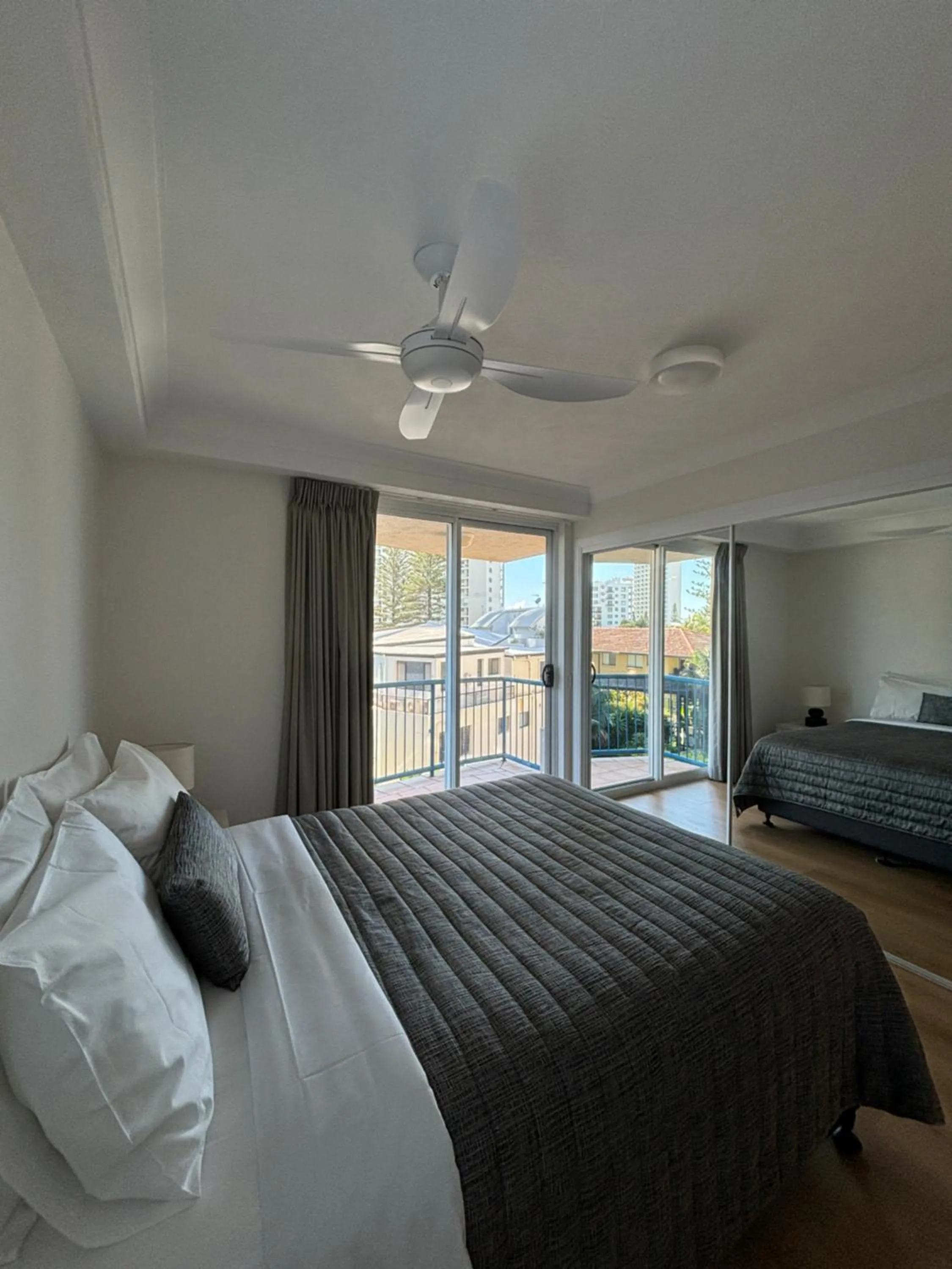 Bed in San Mateo On Broadbeach