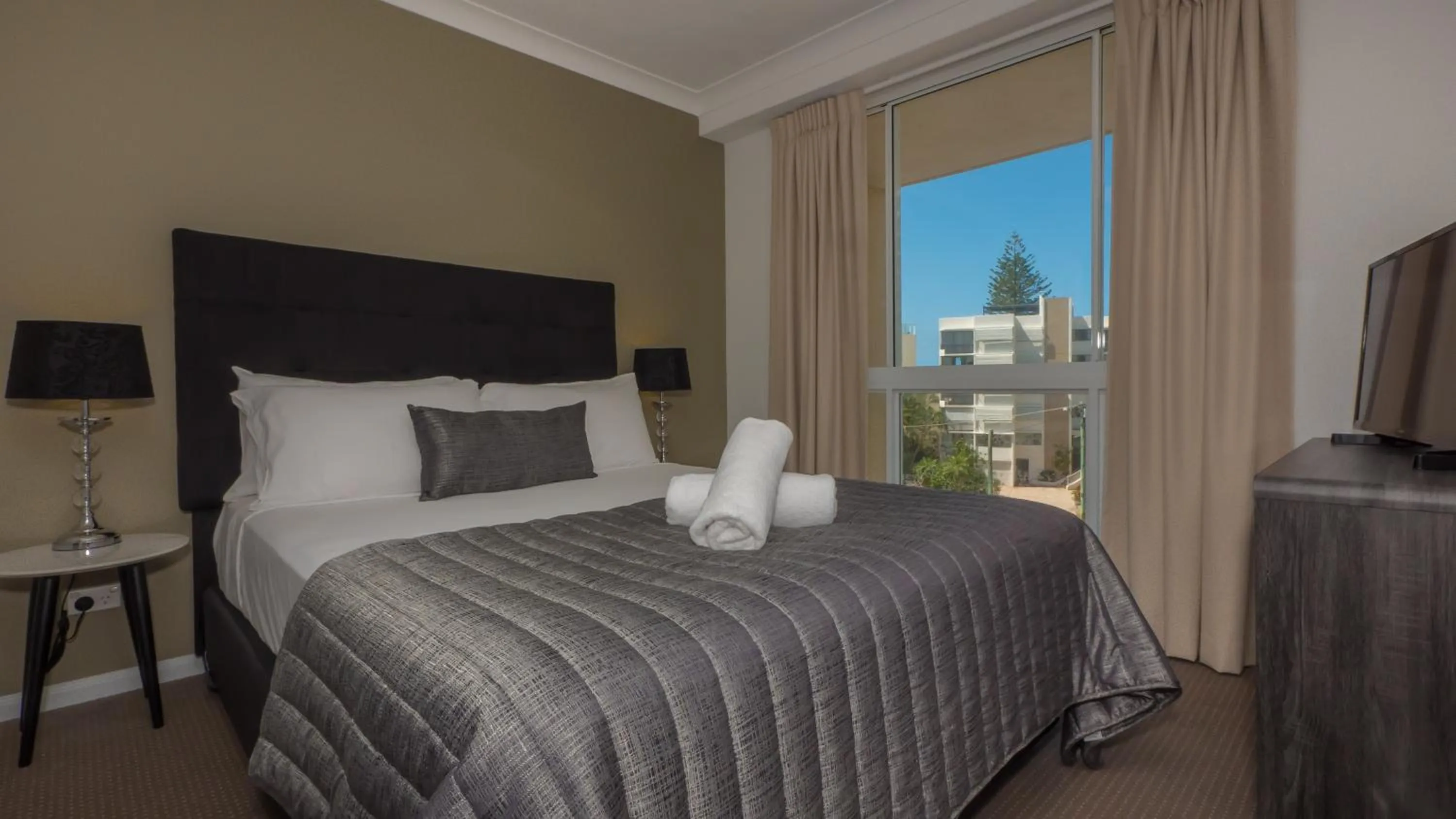 Bed in San Mateo On Broadbeach