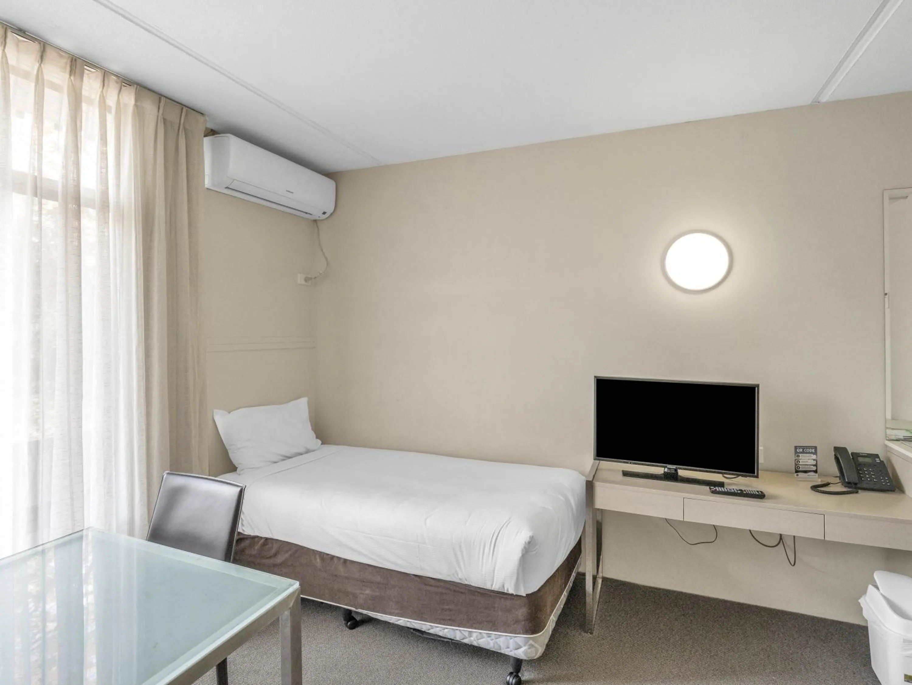 Bed in Tall Trees Ainslie Motel