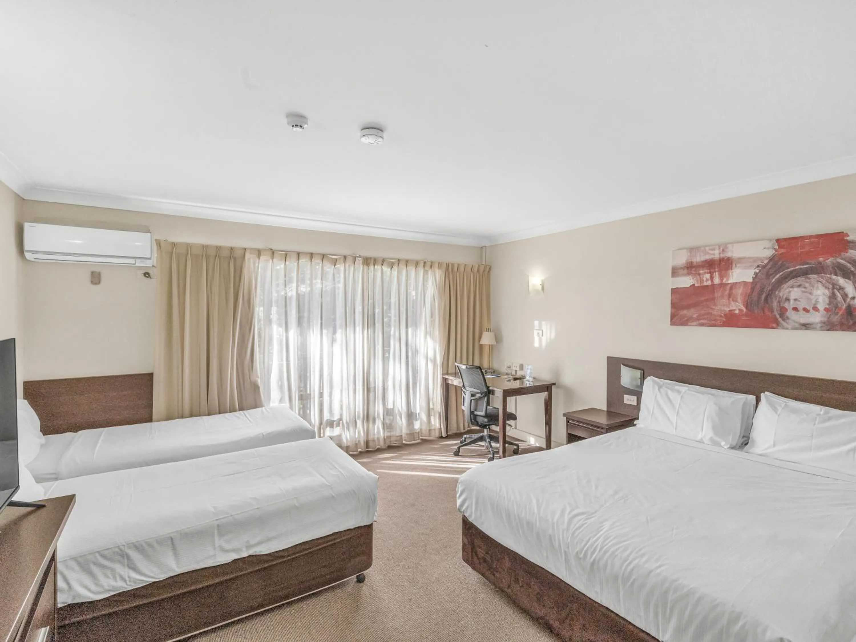 Bedroom, Bed in Tall Trees Ainslie Motel