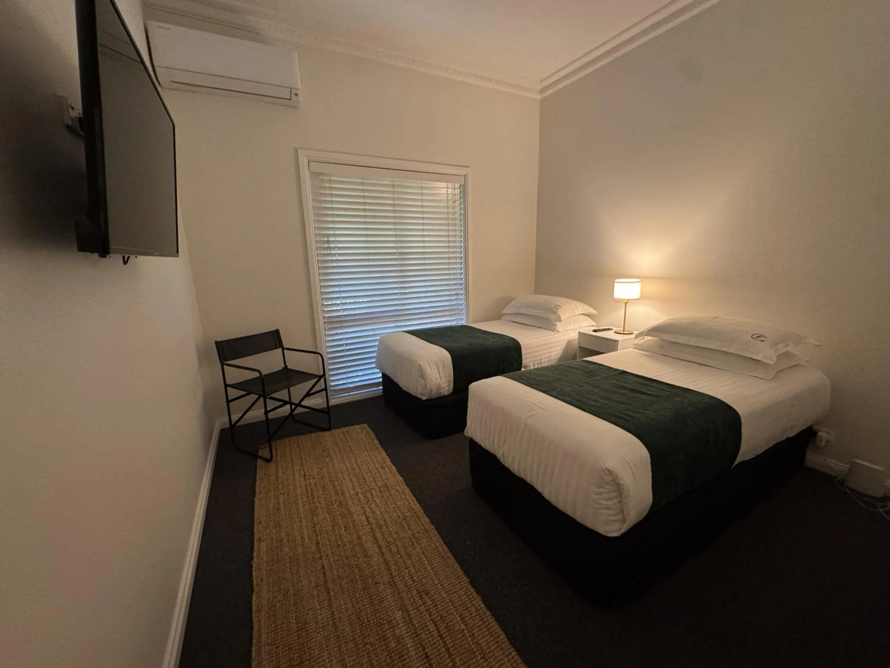 Bed in Lincoln Cottage Motor Inn