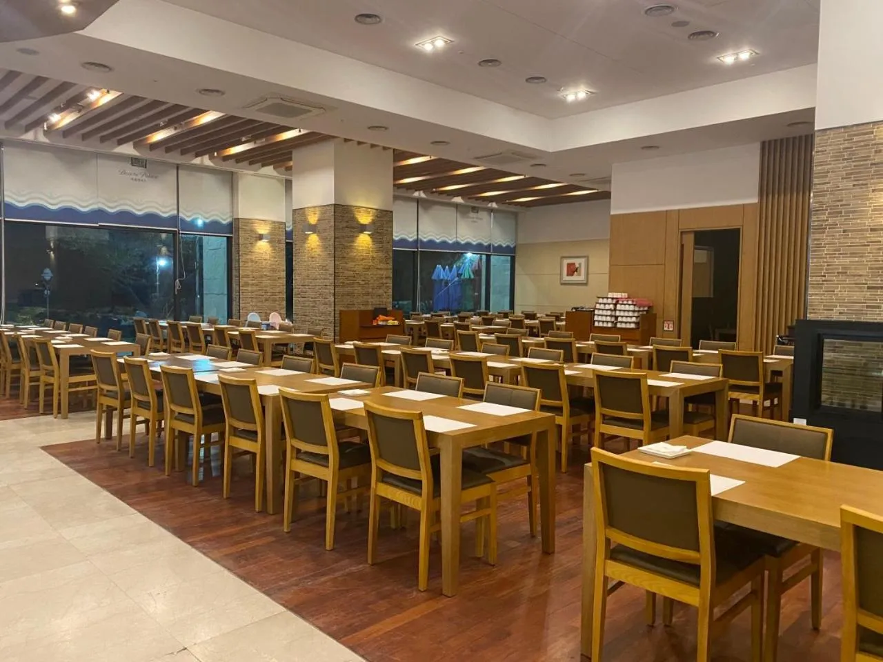 Restaurant/places to eat in Beache Palace