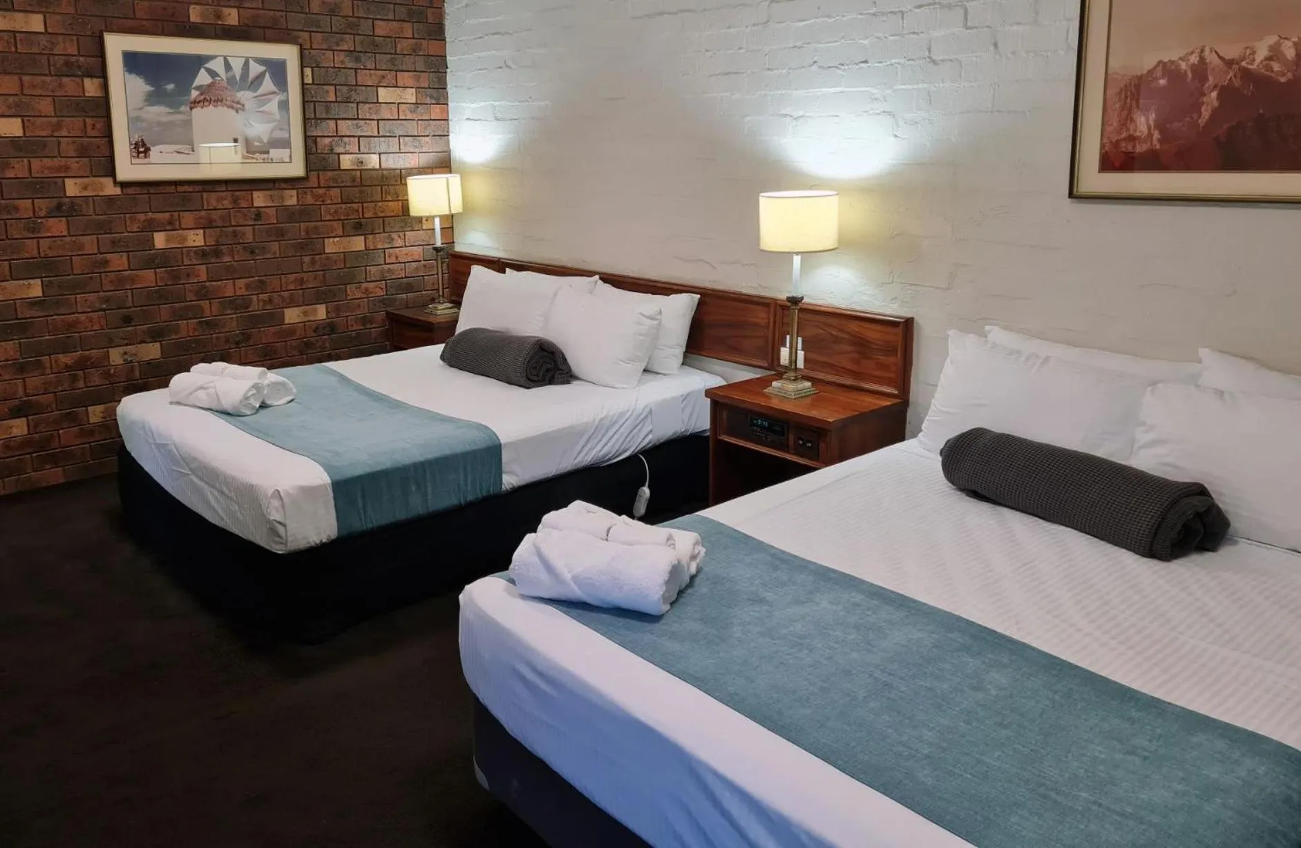 Bed in Seaton Arms Motor Inn