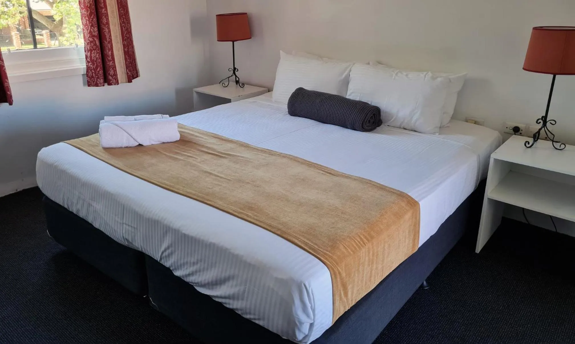 Bed in Seaton Arms Motor Inn