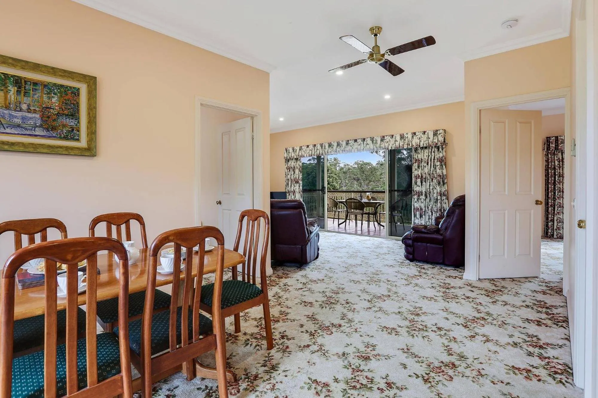 Living room in Robyn's Nest Lakeside Resort