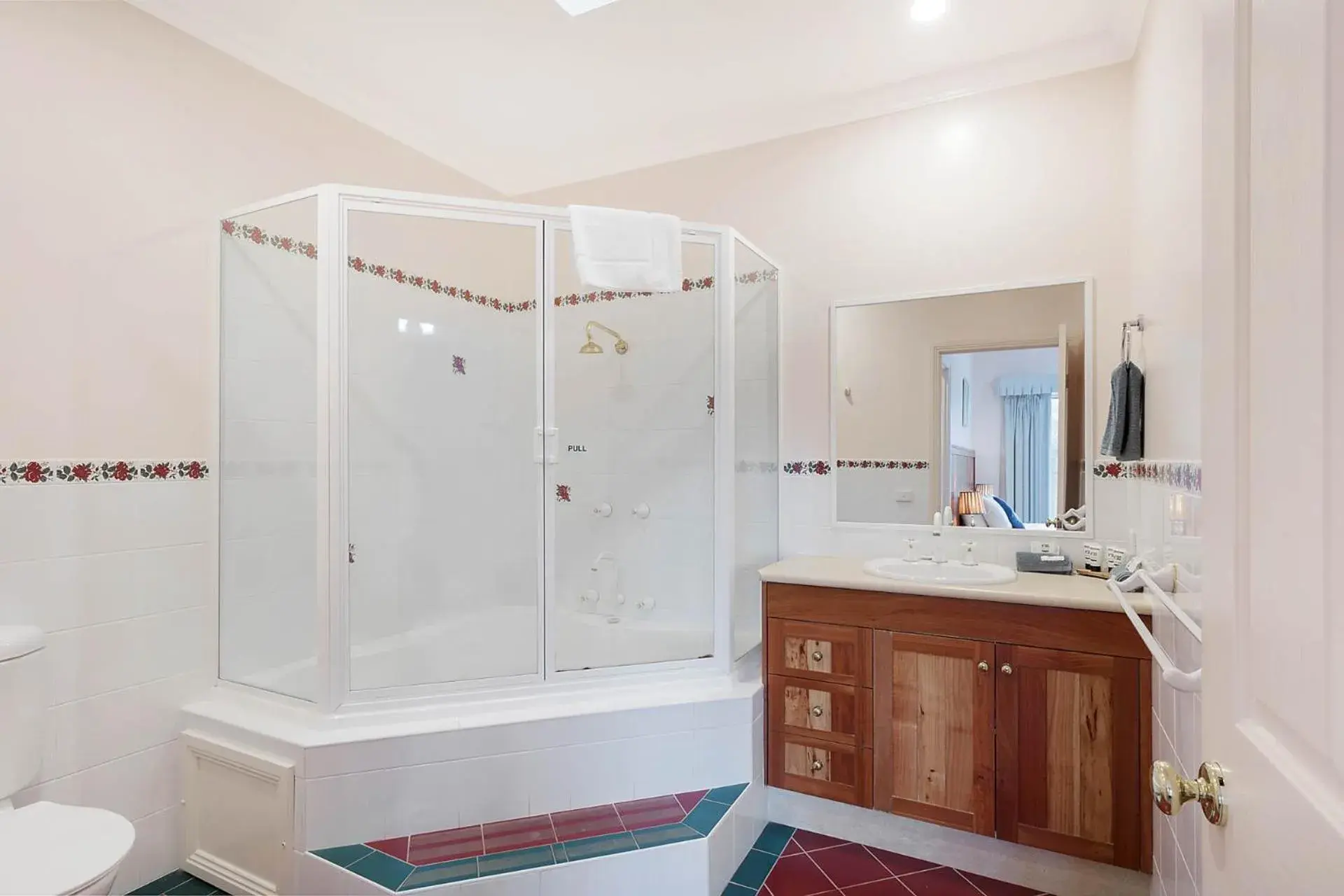 Cottage with Spa Bath in Robyn's Nest Lakeside Resort Cottage with Spa Bath in Robyn's Nest Lakeside Resort