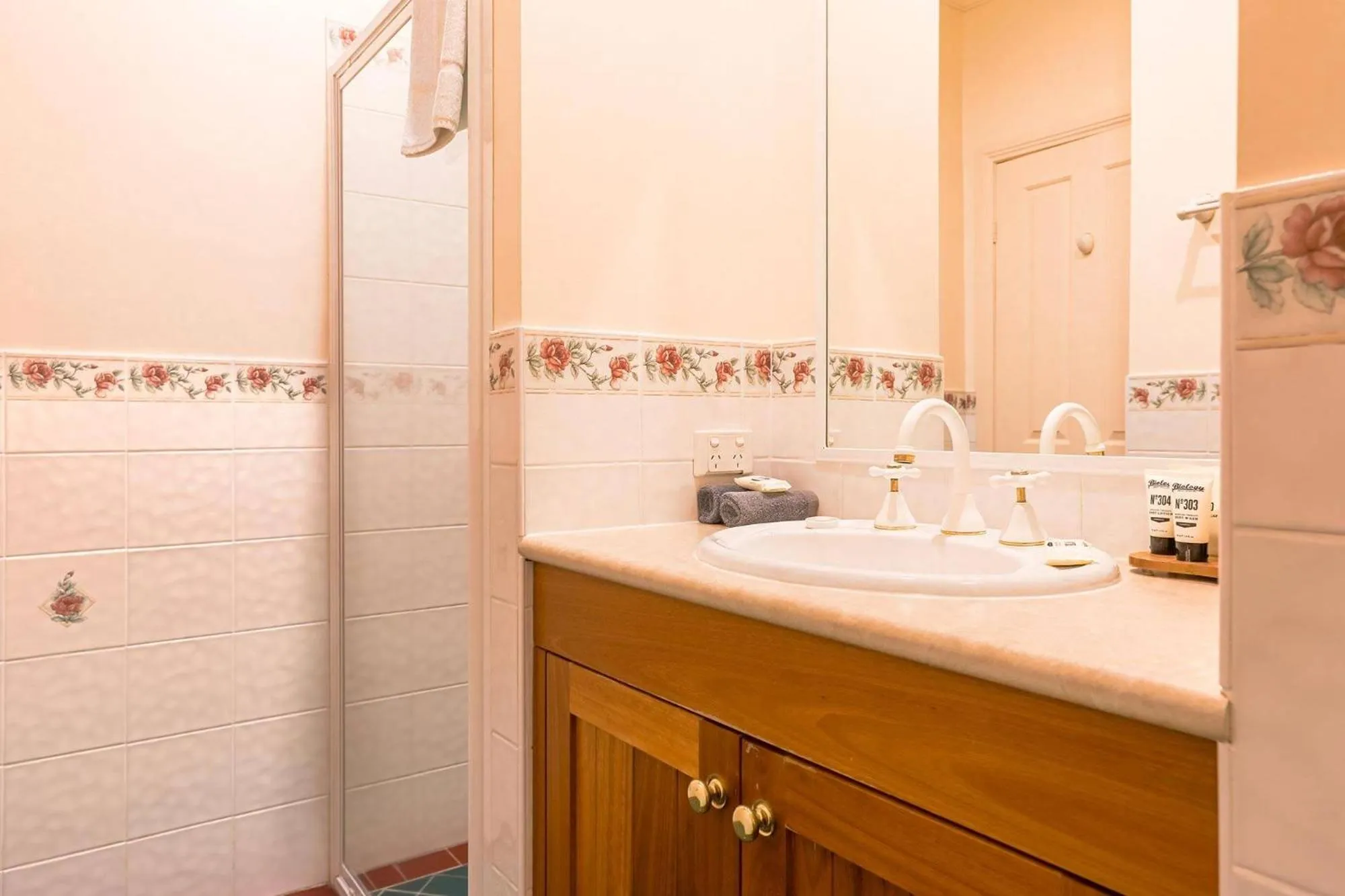 Bathroom in Robyn's Nest Lakeside Resort