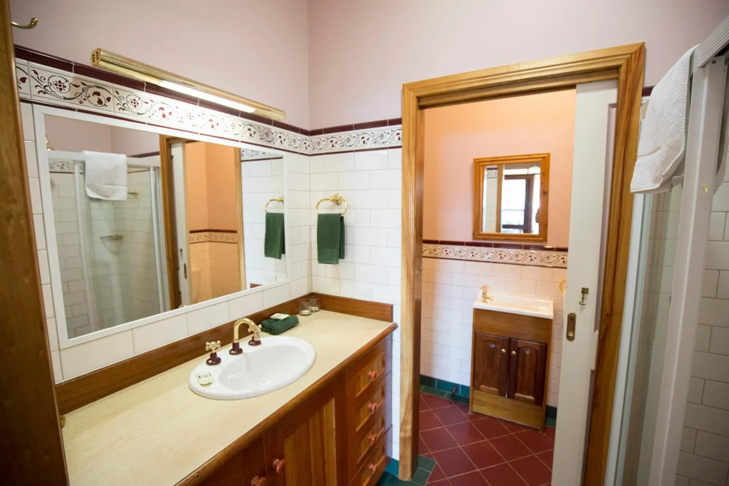 Bathroom in Robyn's Nest Lakeside Resort