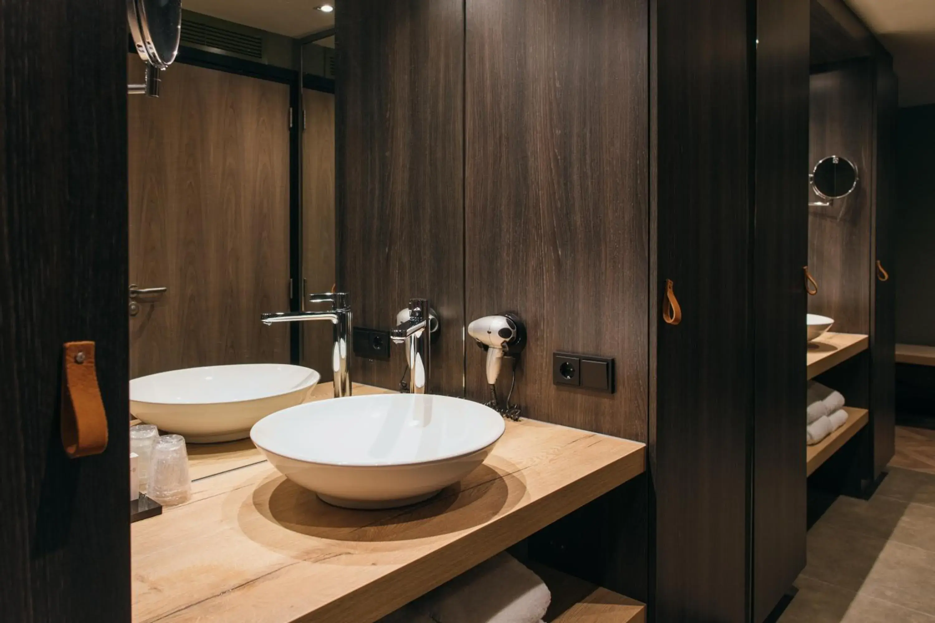 Twin Room with Shower in Van der Valk Hotel Apeldoorn - de Cantharel Twin Room with Shower in Van der Valk Hotel Apeldoorn - de Cantharel