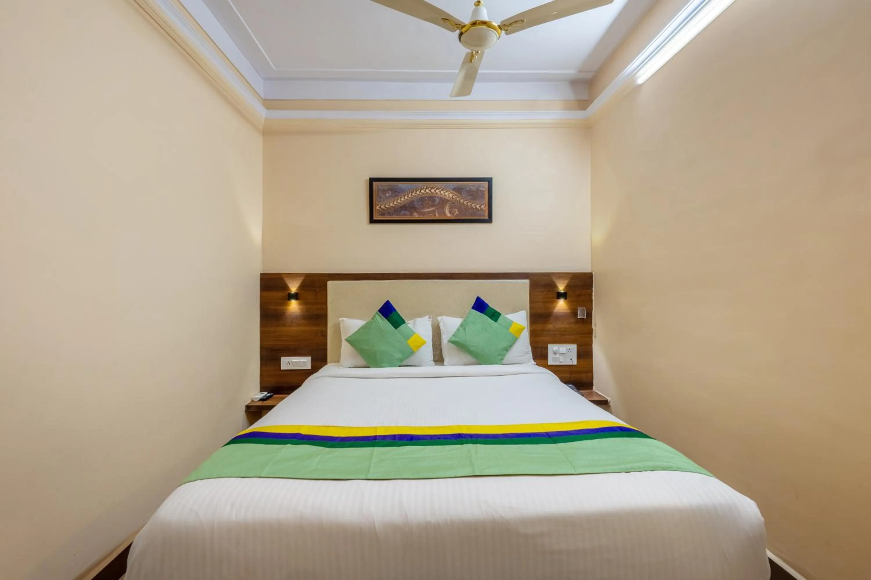 Bedroom, Bed in Treebo Sunheads