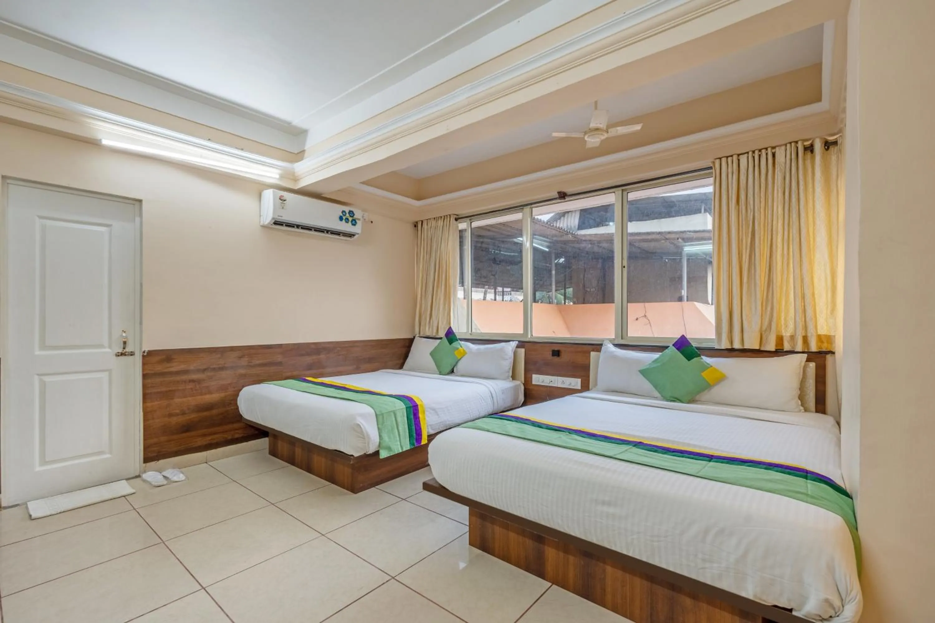 Bedroom, Bed in Treebo Sunheads