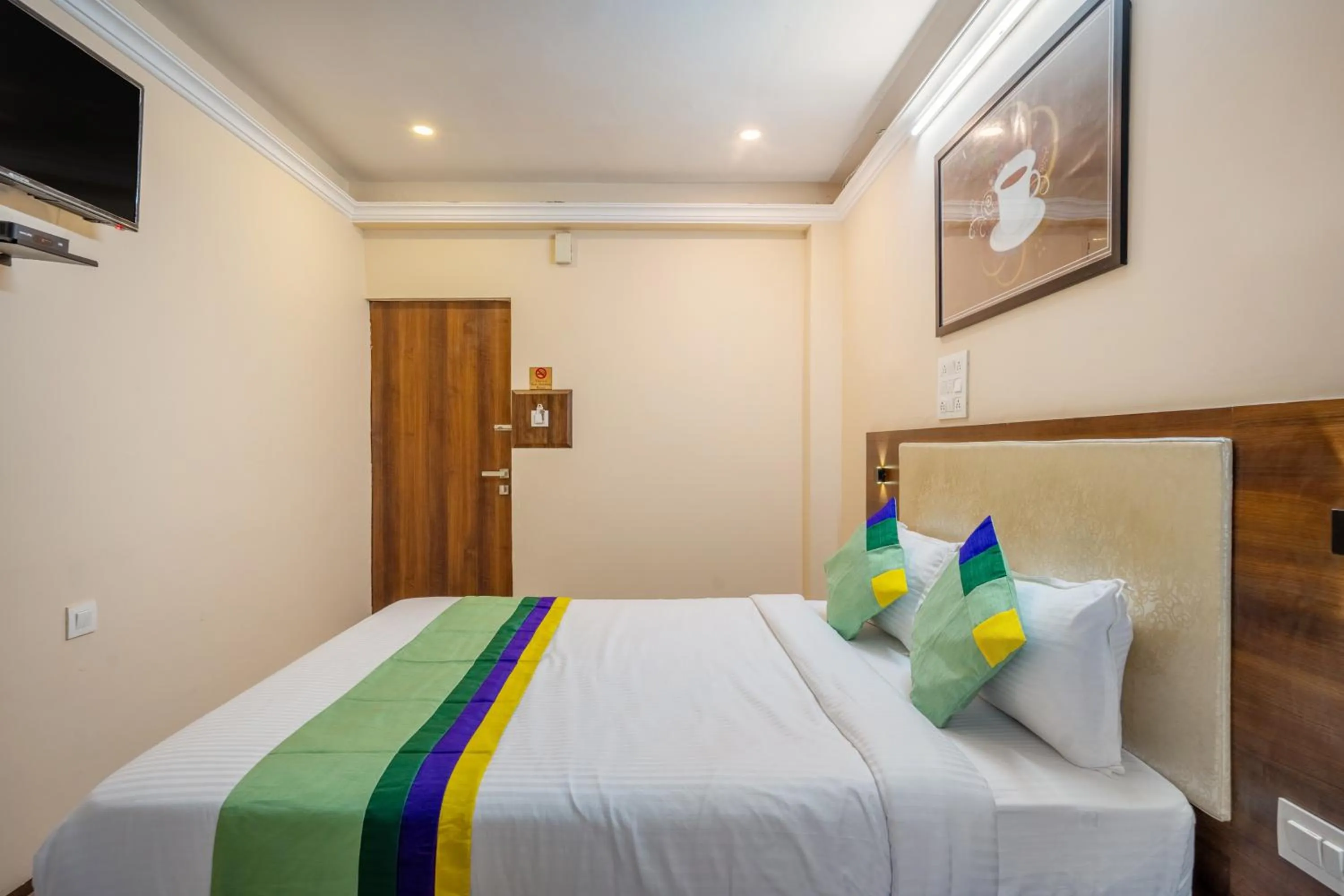 Bedroom, Bed in Treebo Sunheads