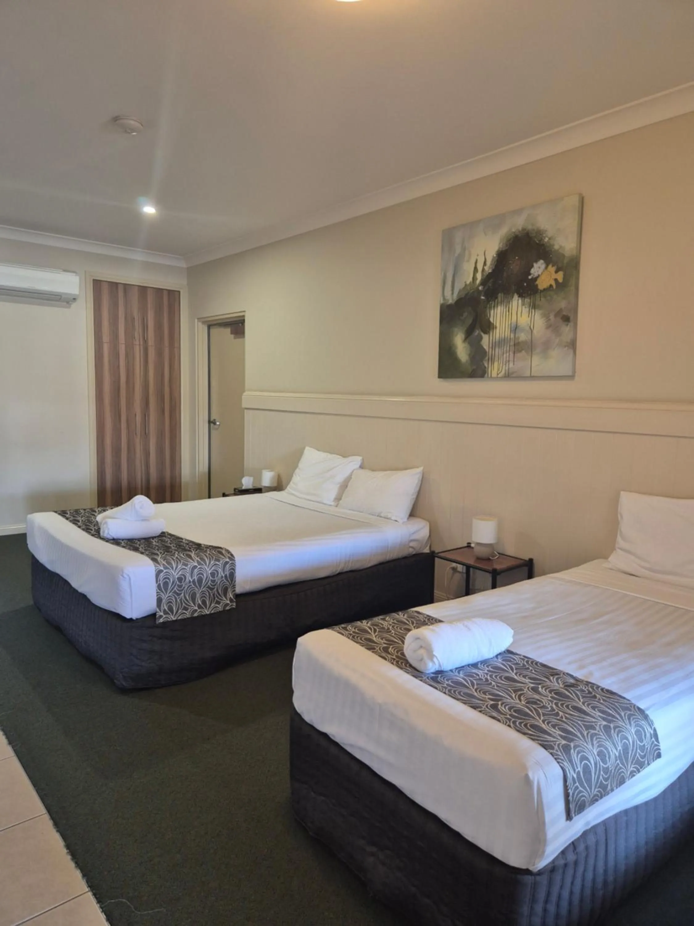 Bed in Pittsworth Motor Inn