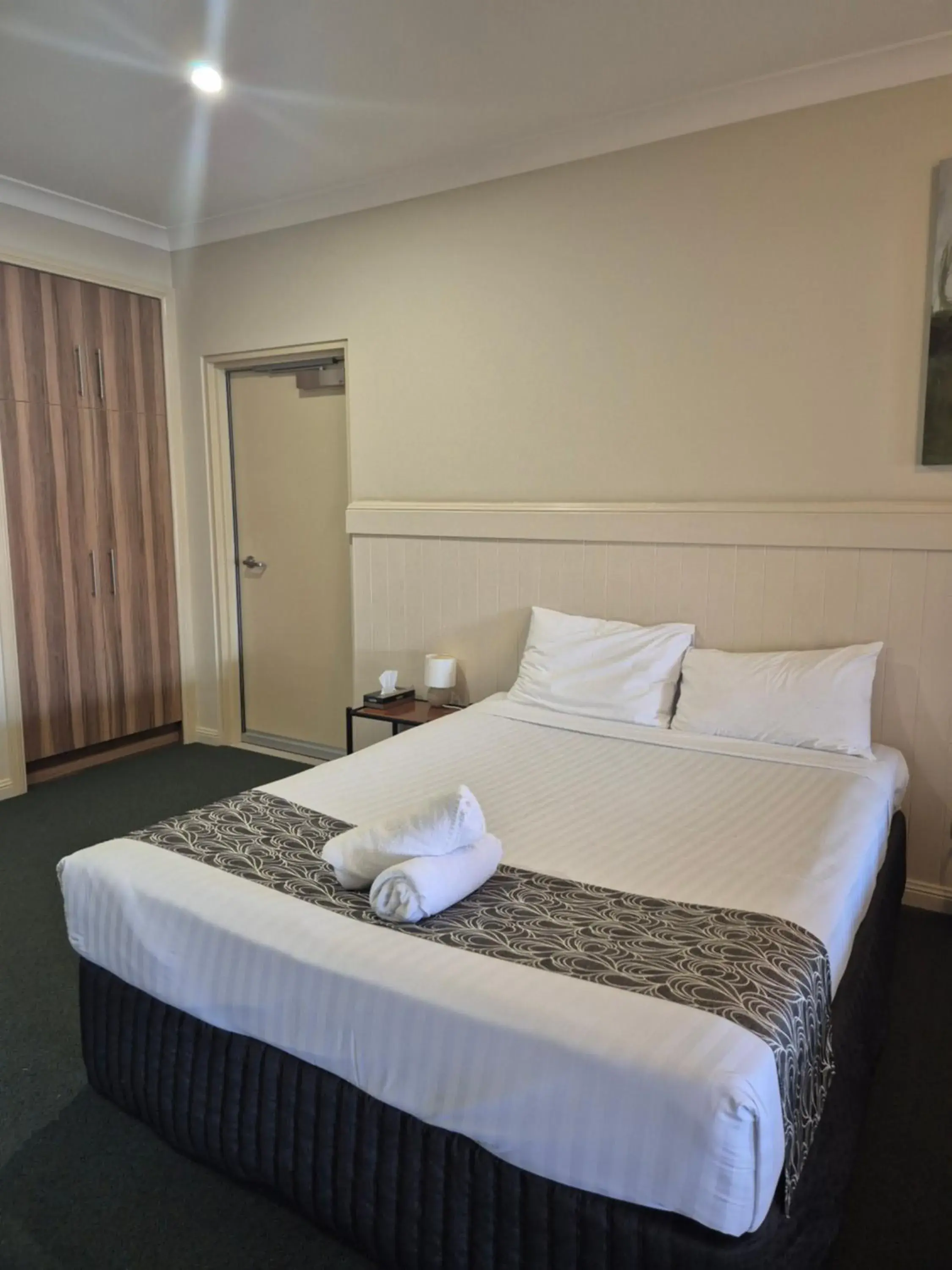 Deluxe Queen in Pittsworth Motor Inn Deluxe Queen in Pittsworth Motor Inn