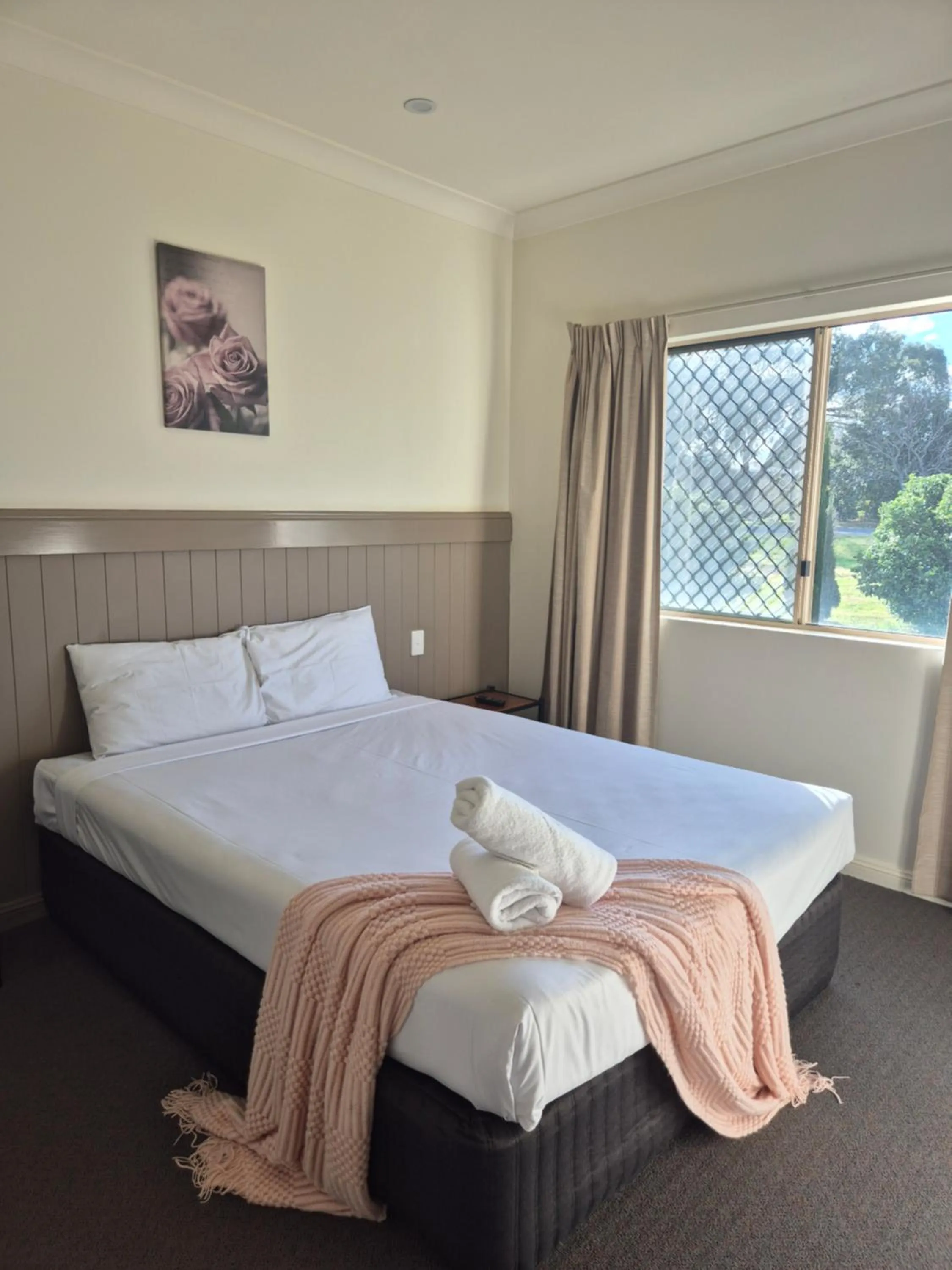 Bed in Pittsworth Motor Inn