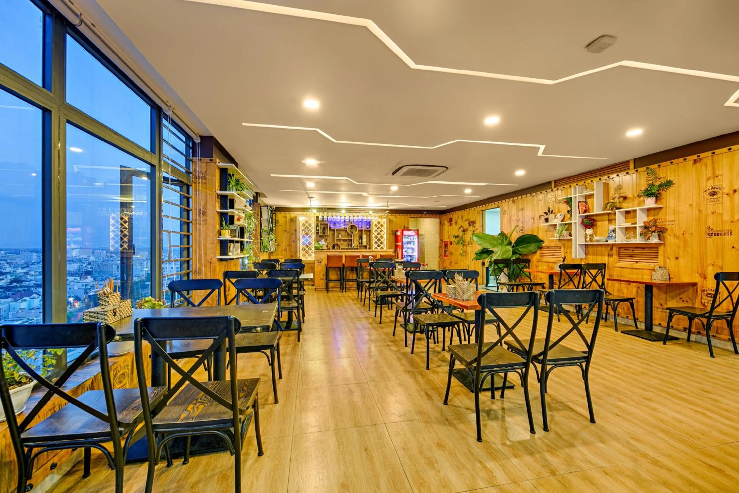 Restaurant/places to eat in Lavender Riverside Hotel