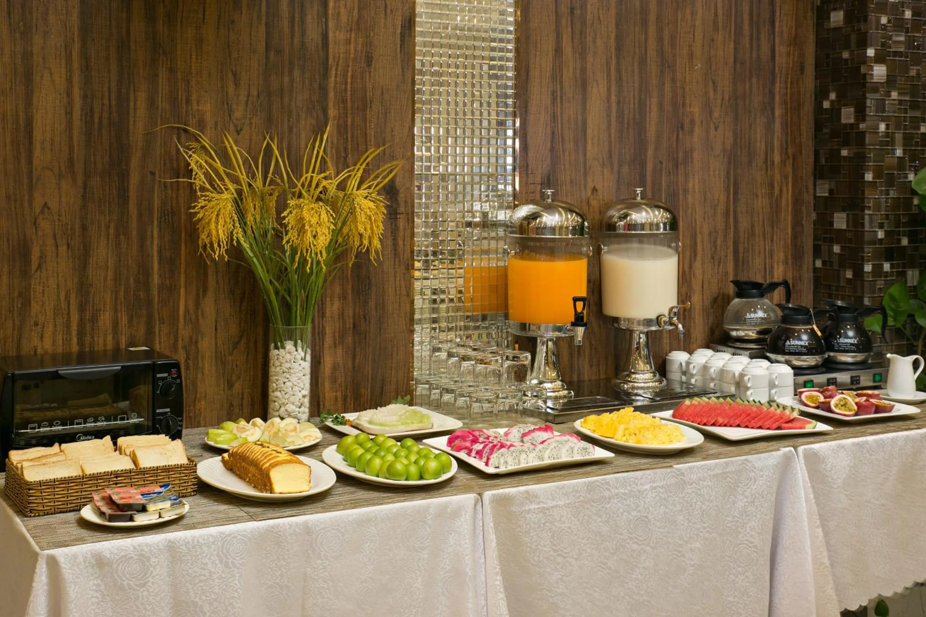 Food and drinks in Lavender Riverside Hotel