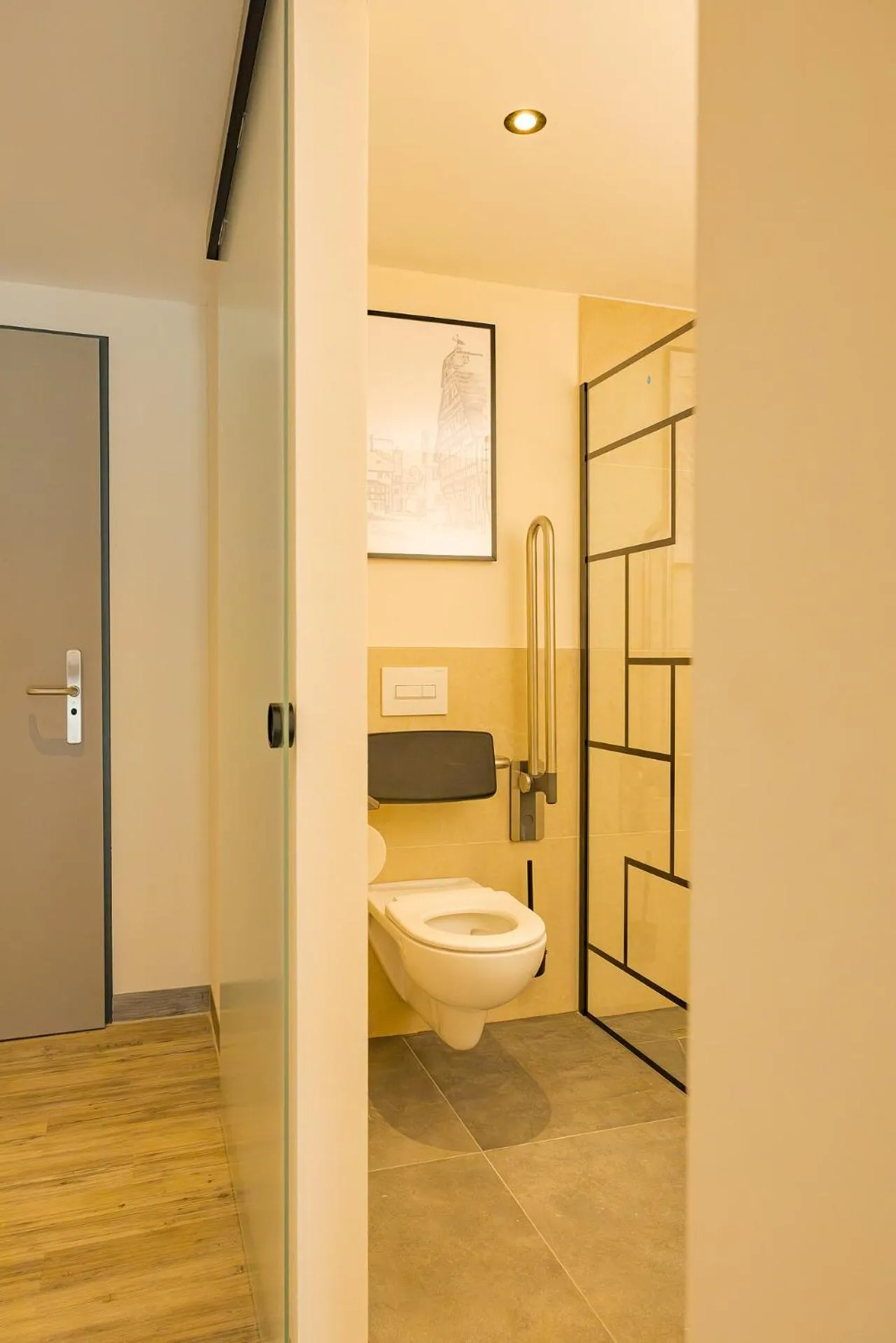 Toilet, Bed in Hotel Schloss Lehen