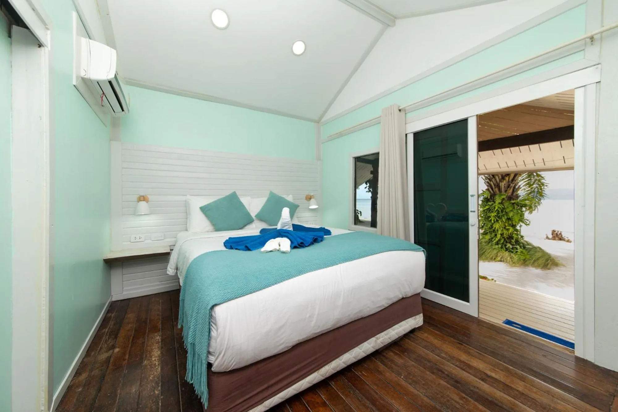 Bed in Phangan Beach Resort