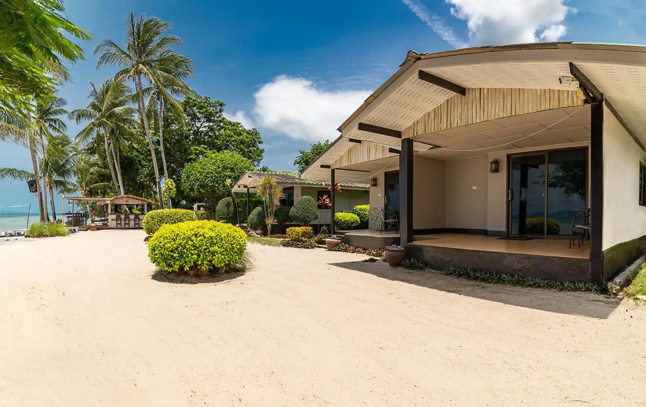 Deluxe Bungalow with Sea View in Phangan Beach Resort Deluxe Bungalow with Sea View in Phangan Beach Resort