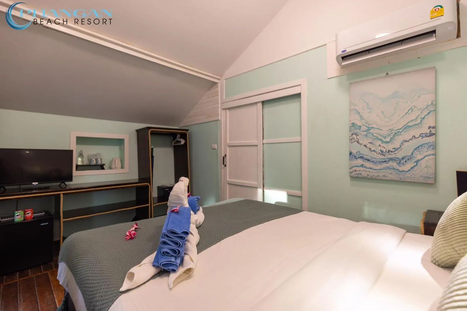 Bed in Phangan Beach Resort