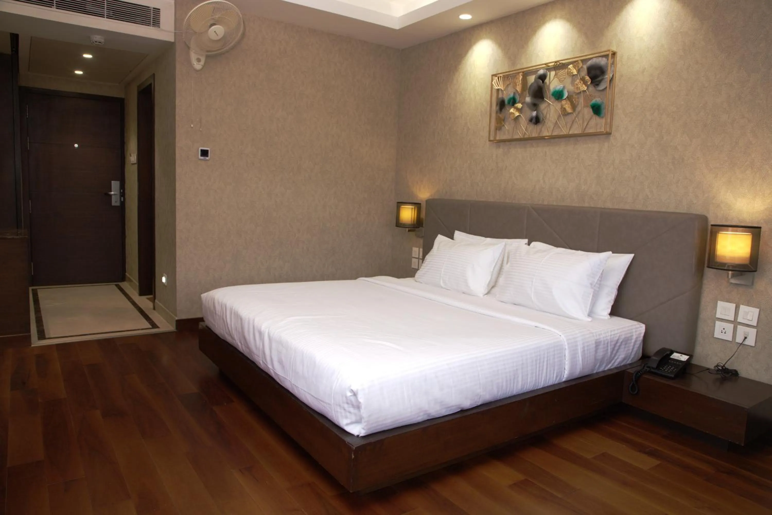 Bedroom, Bed in The Hamuse Hotel Kodaikanal - Luxury Redefined