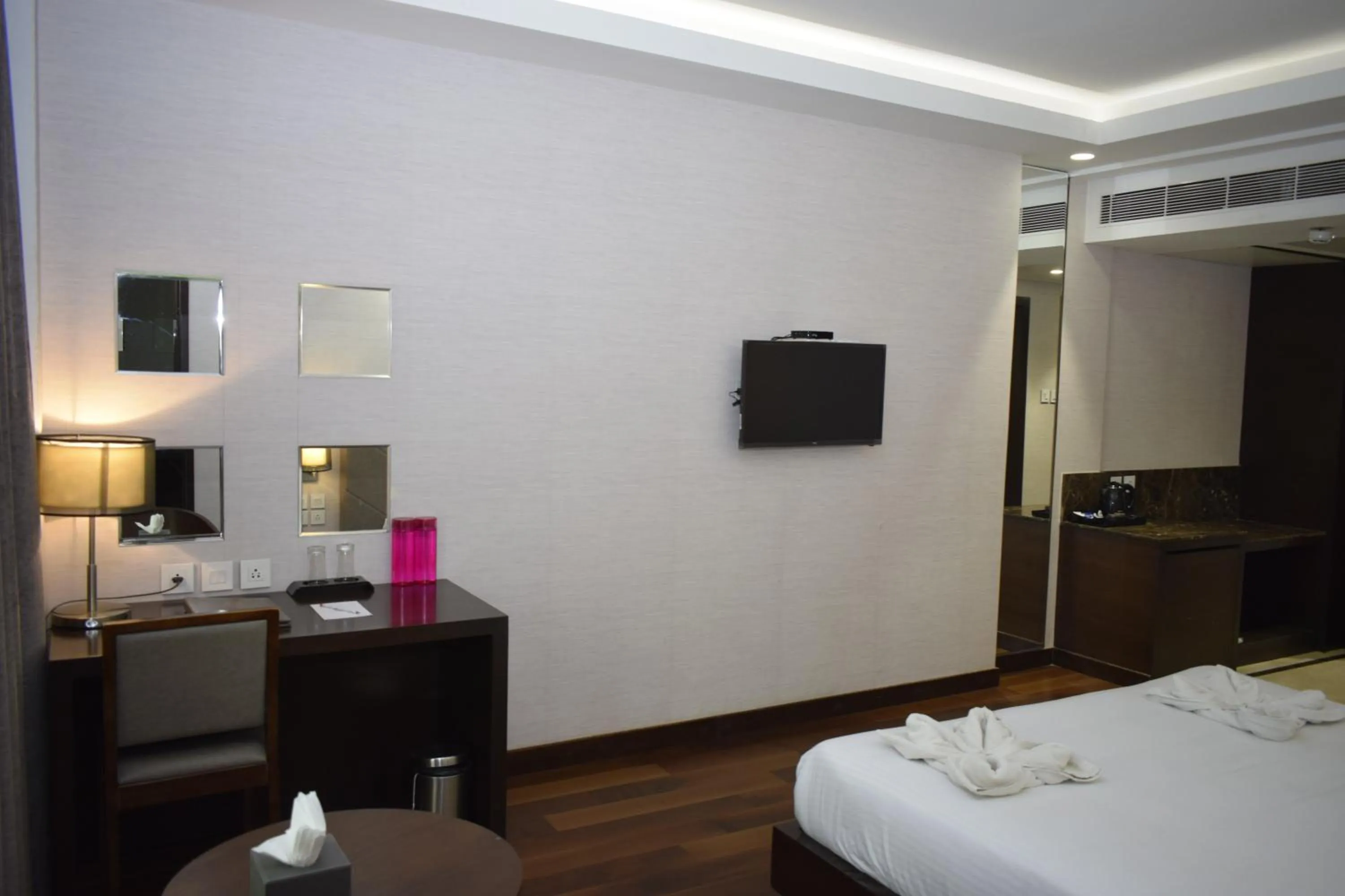 Photo of the whole room, Bed in The Hamuse Hotel Kodaikanal - Luxury Redefined