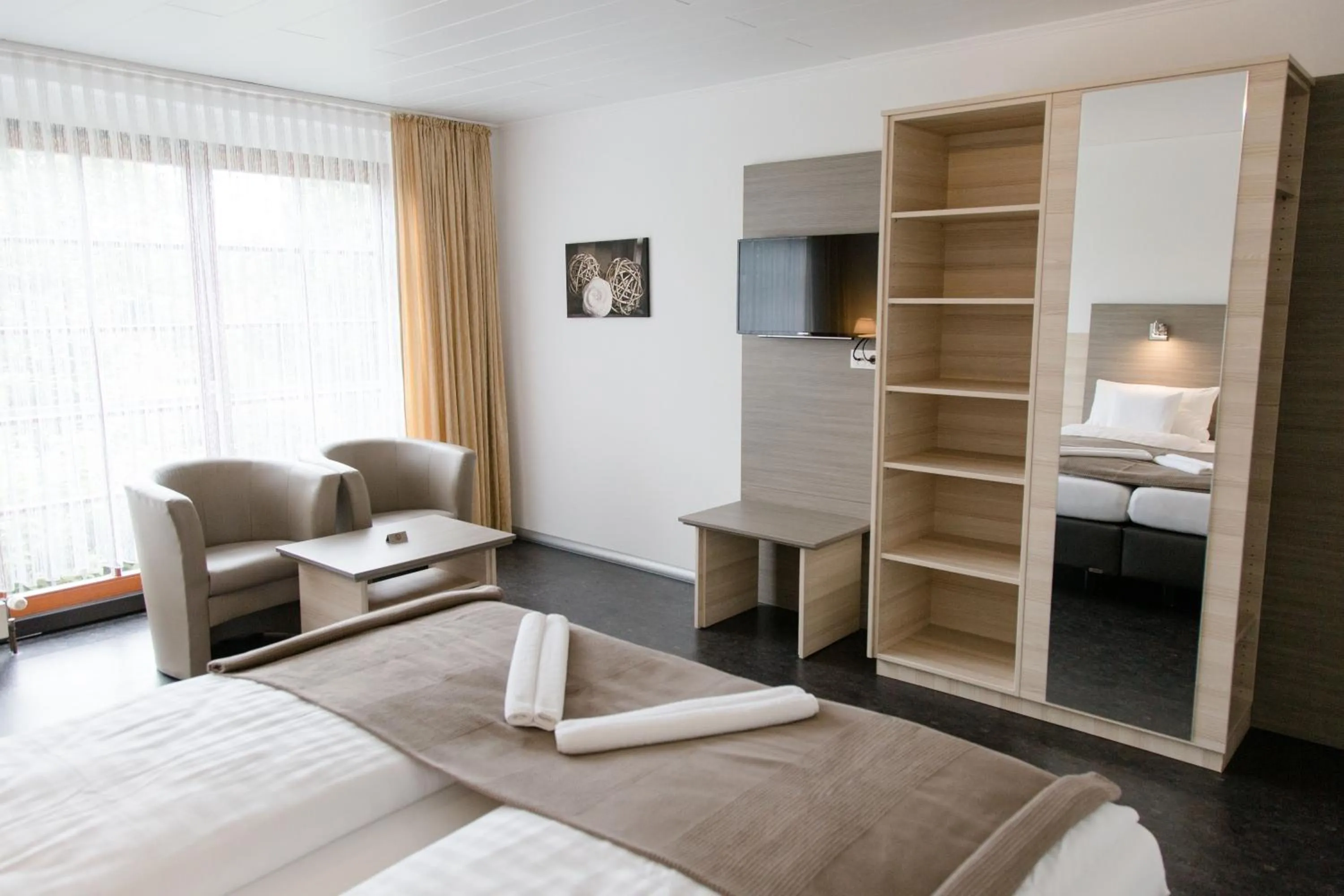 Photo of the whole room, Bed in Friesen Hotel