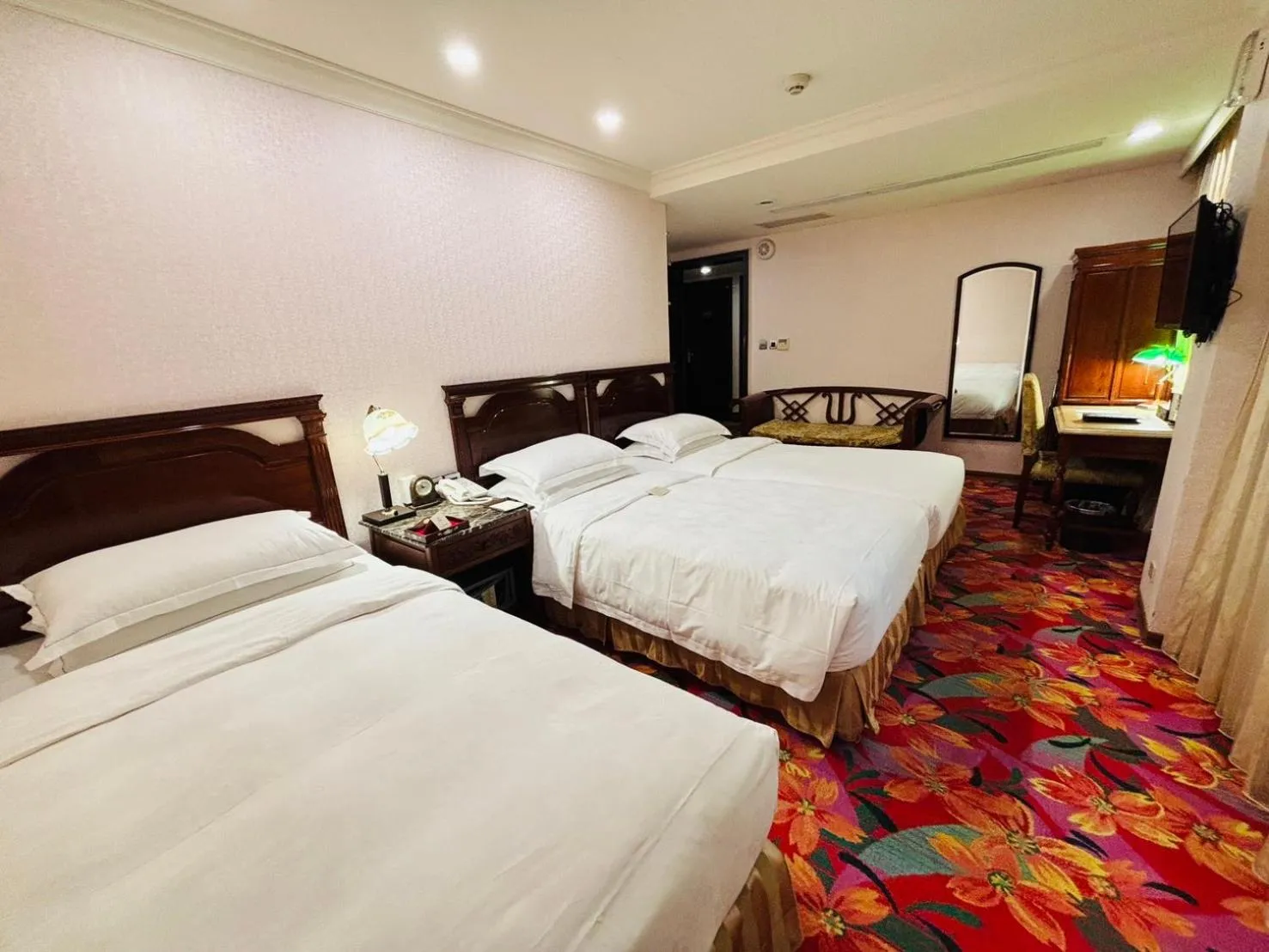Photo of the whole room, Bed in Royal Seasons Hotel Taipei ‧ Nanjing W.