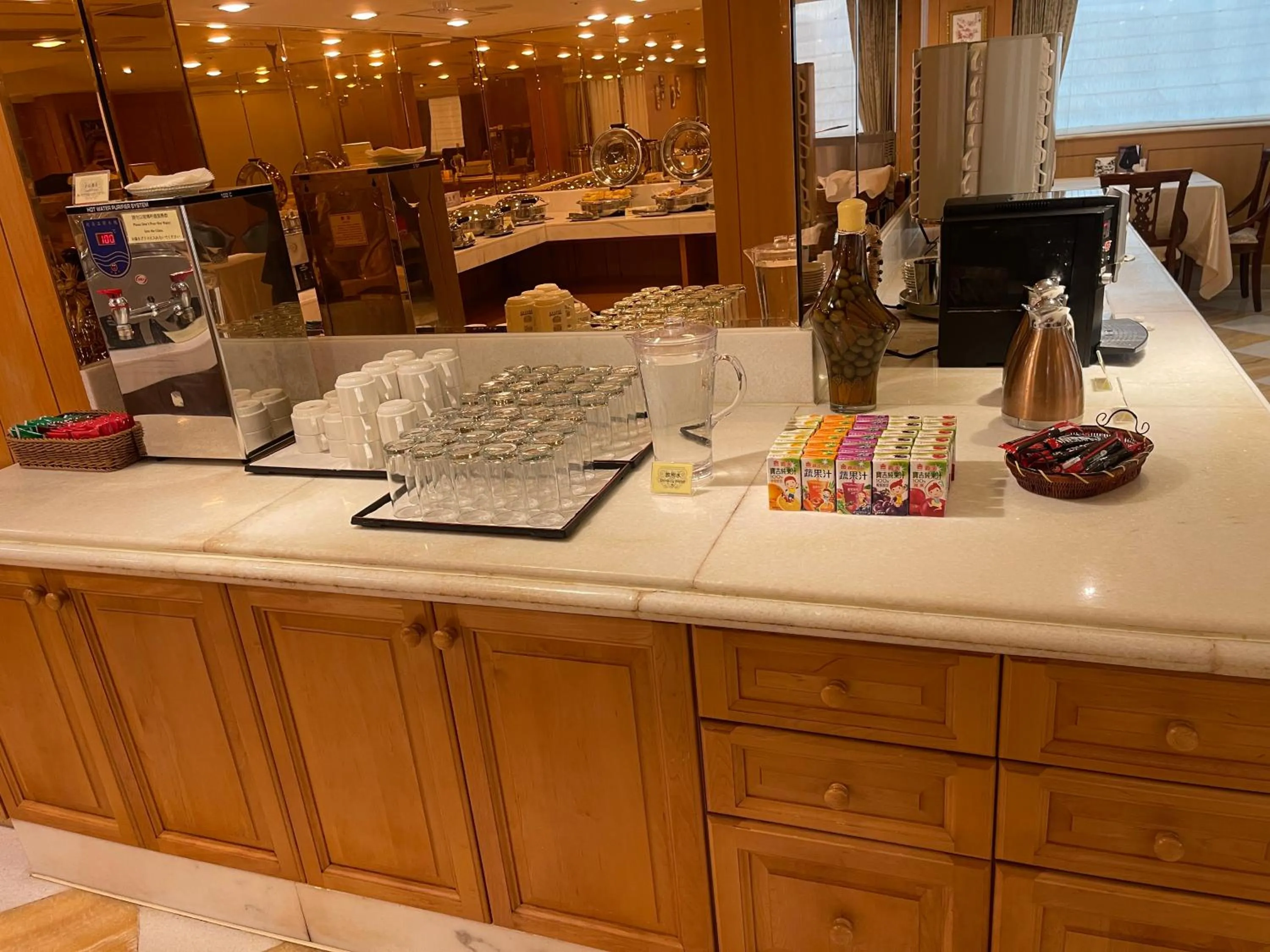 Food and drinks in Royal Seasons Hotel Taipei ‧ Nanjing W.